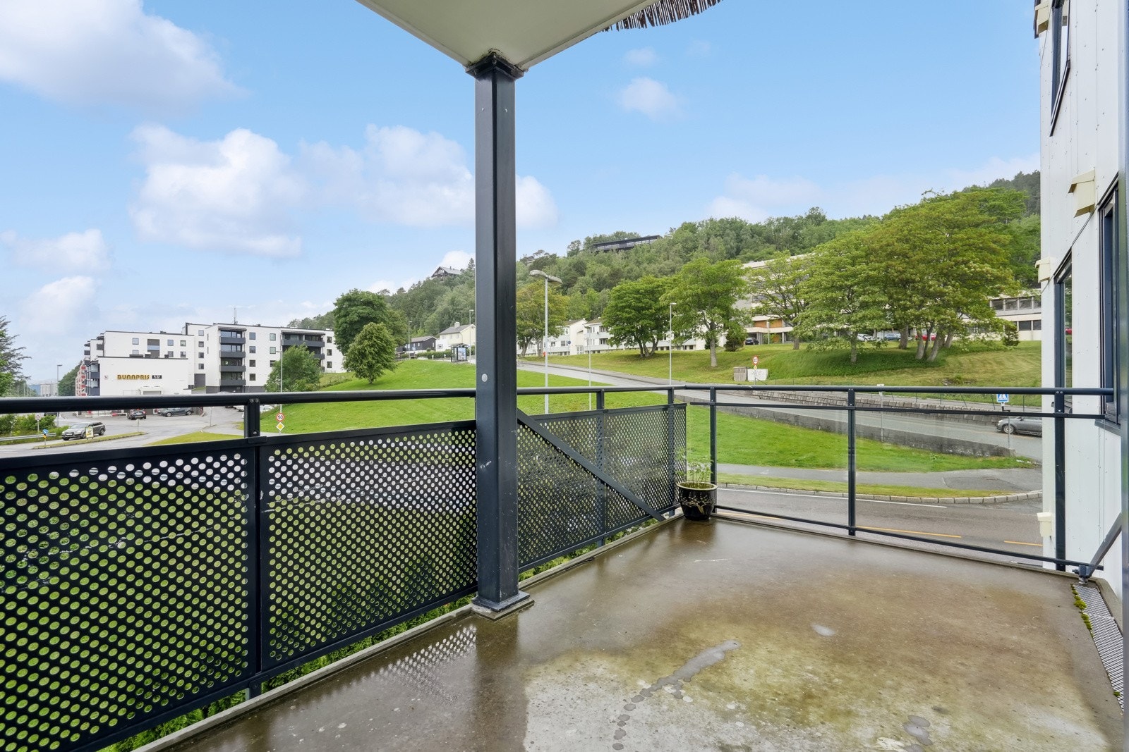 Balkongen er av god størrelse og har plass til ønsket utemøblering Galleribilde