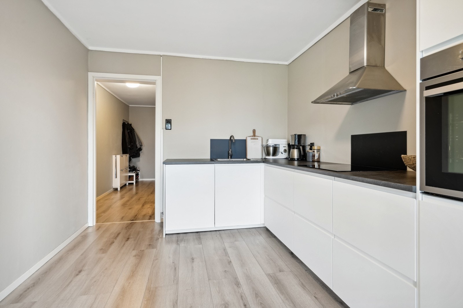 Lyst og pent kjøkken av god størrelse Galleribilde