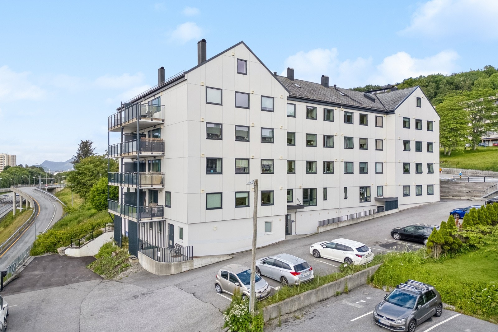 Fra leiligheten har du dagligvarebutikker, turområder og bussforbindelser like ved. Kort veg også til Ålesund sentrum, volsdalsberga og NTNU Galleribilde