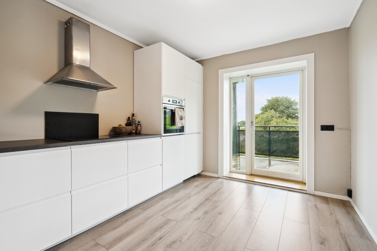 Leiligheten fremstår lys og har en praktisk og god planløsning Galleribilde