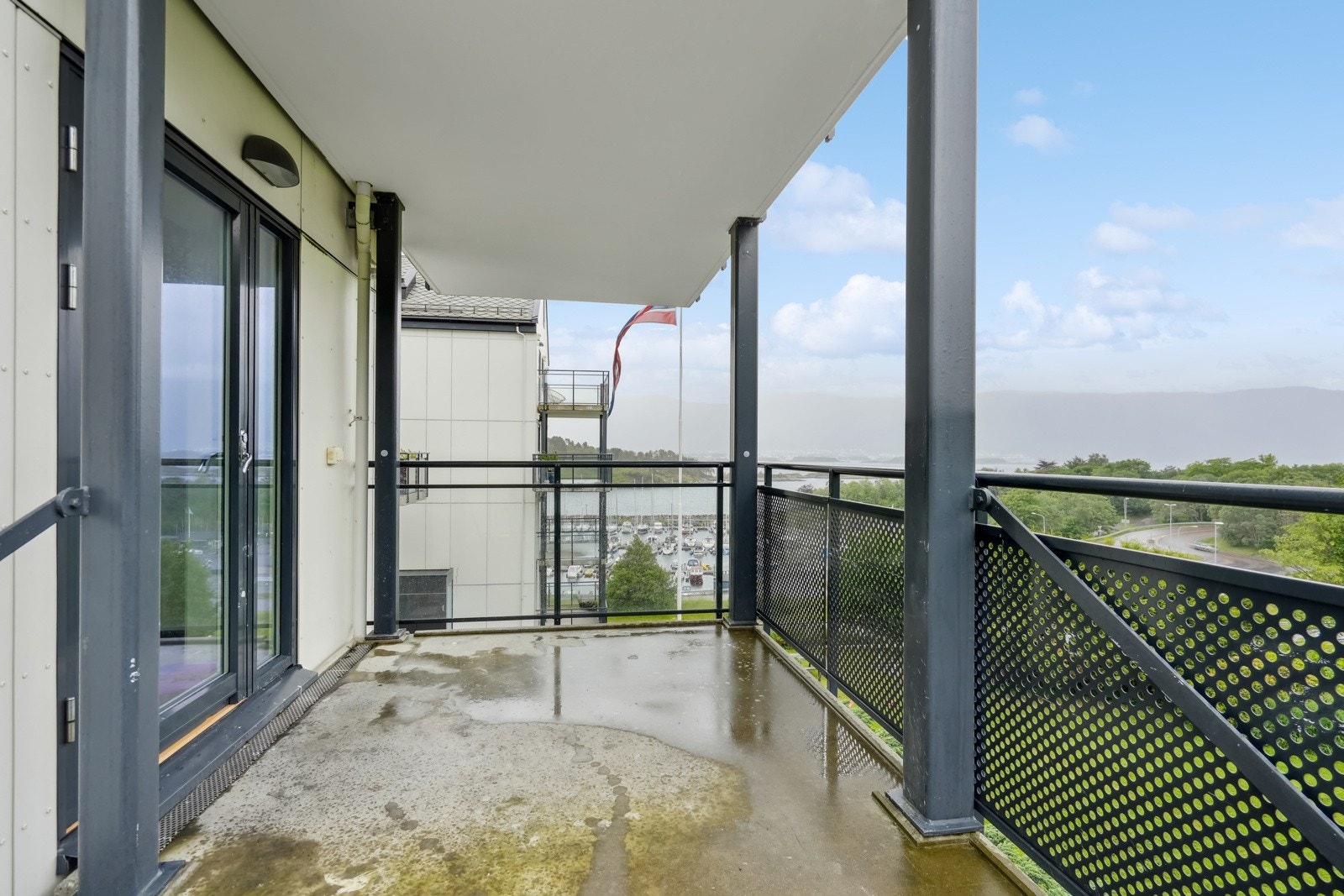 Balkong med utgang fra kjøkken. Flott utsikt! Leiligheten ligger i byggets 3. etasje Galleribilde