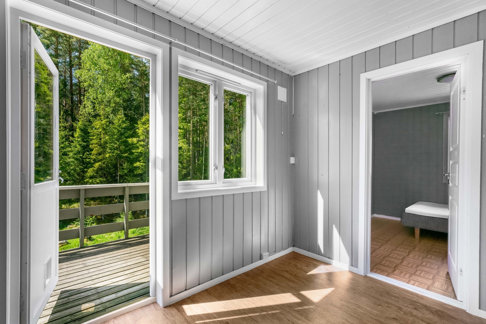 Stuen har utgang til veranda Galleribilde