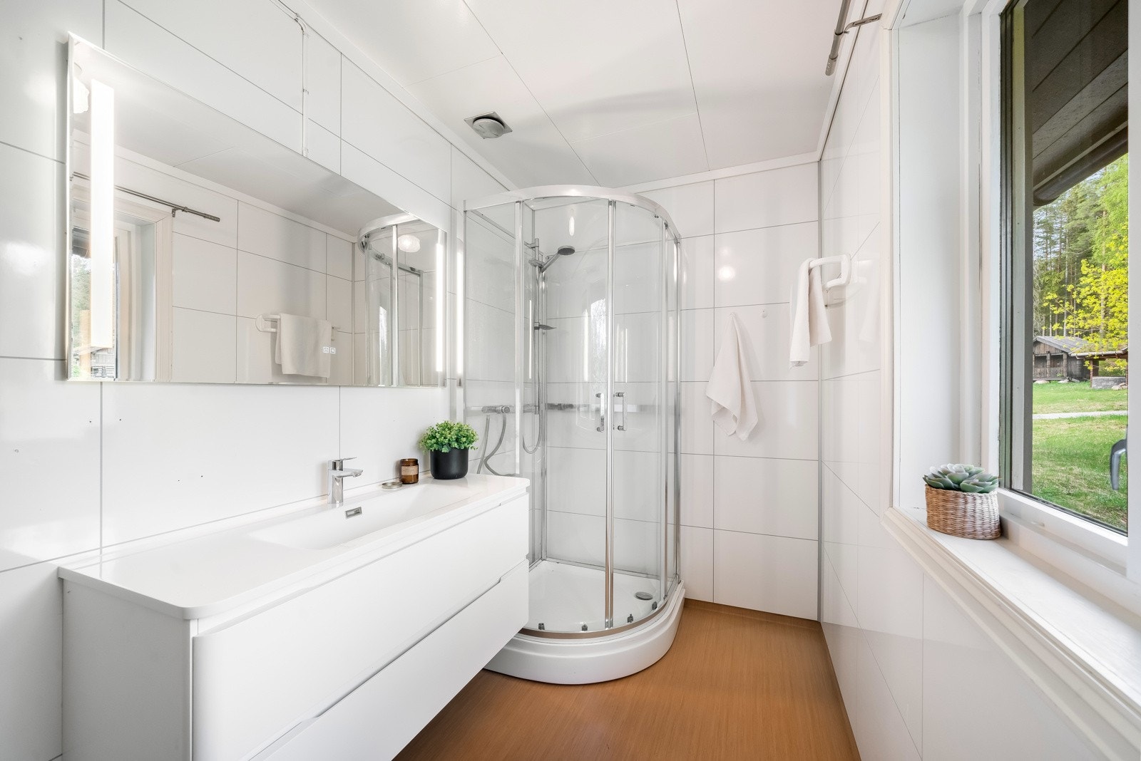 Badet er lyst og funksjonelt med ny servant og skuffinnredning Galleribilde