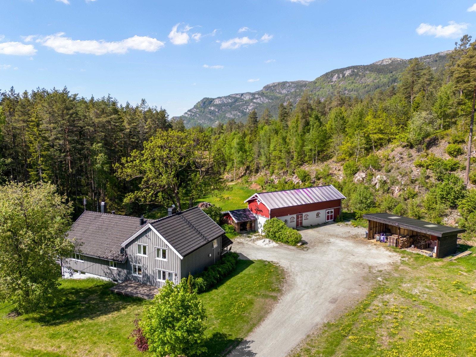 Velkommen til Breskelivegen 33 - Småbruksidyll med usjenert og rolig beliggenhet Galleribilde