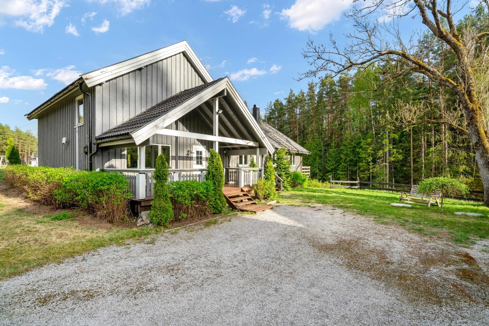 Et vakkert småbruk med 2 boenheter i usjenerte og rolige omgivelser Galleribilde