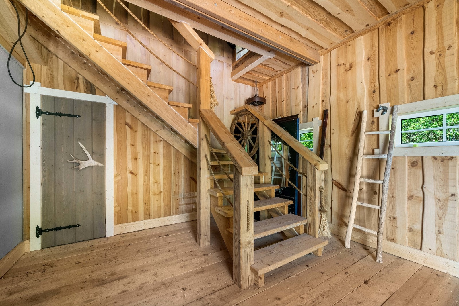 Spesialbygd trapp opp til loftet over stallen, med et stort selskapslokale med langbord på 6,5 Galleribilde