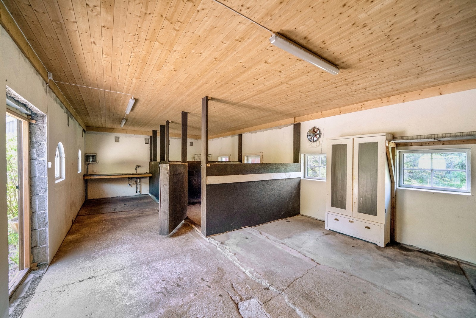 Stallen er pusset opp og har to store bokser til hest Galleribilde