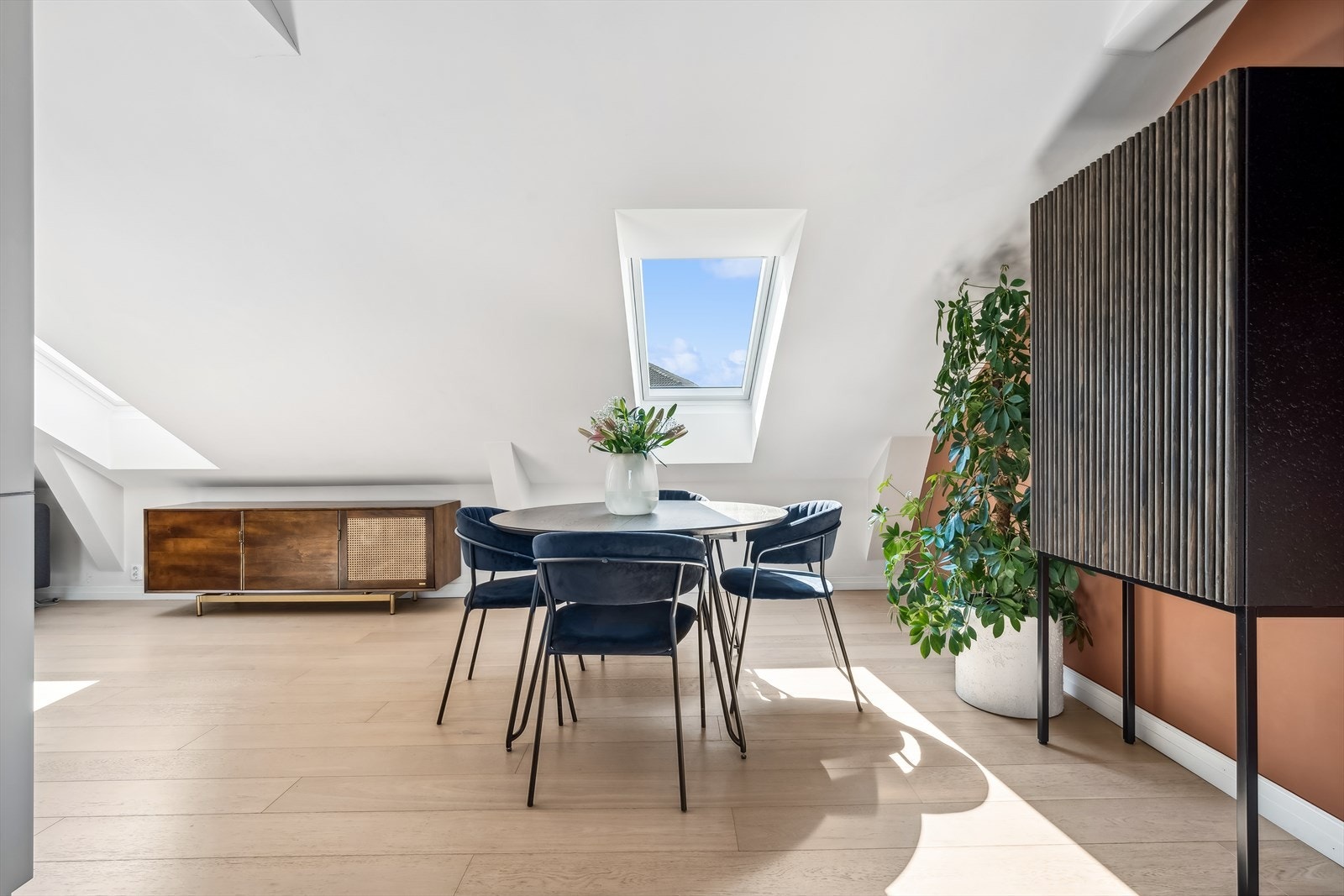 Tilknyttet kjøkkenet er det god plass til spisebord med plass til flere gjester Galleribilde