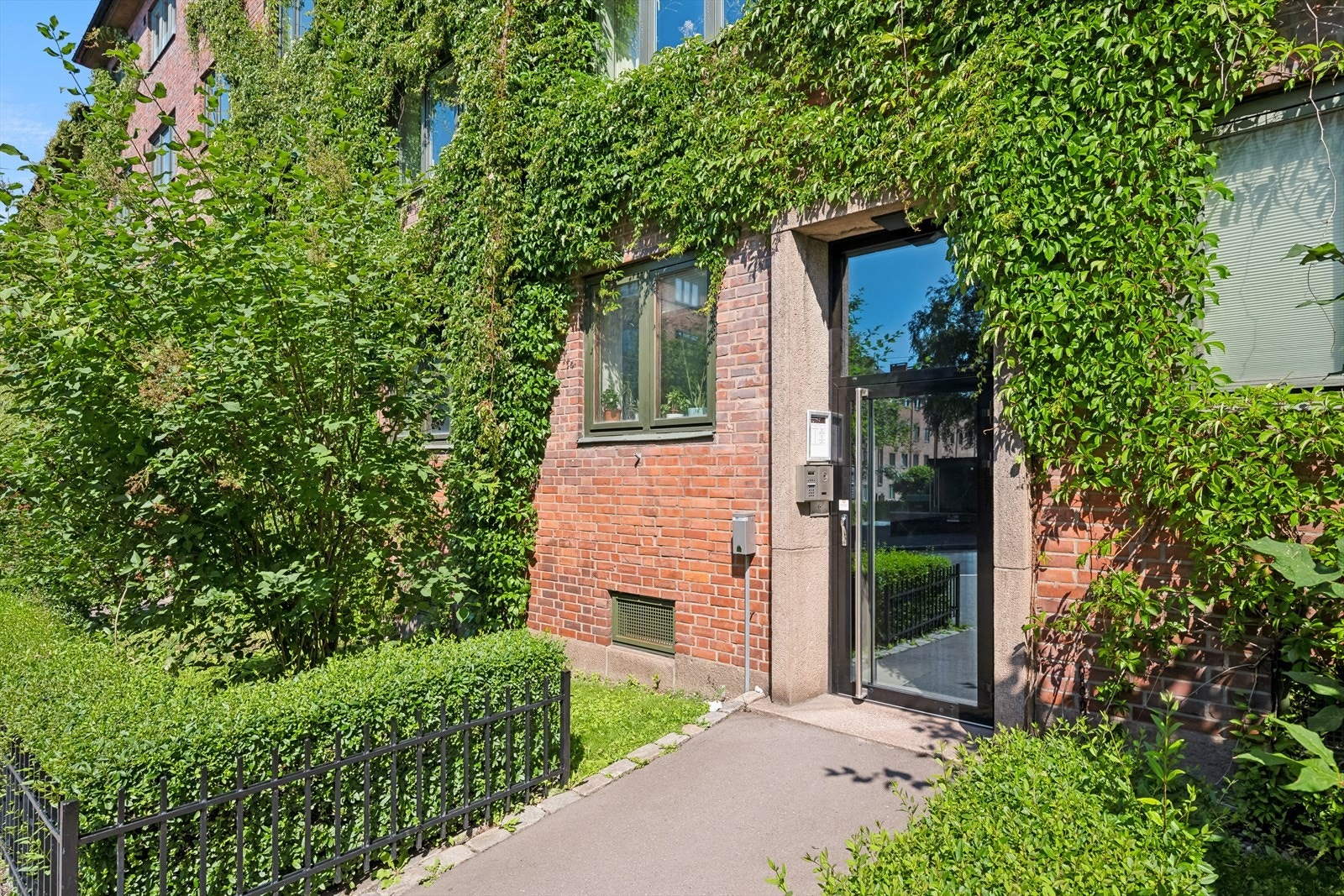 Blokken har et grønt og frodig inngangsparti Galleribilde