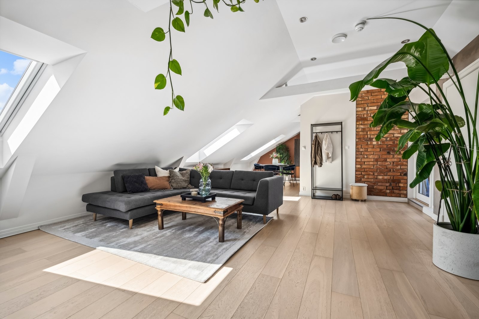 Leiligheten er lys og luftig takket være stuens store takvinduer Galleribilde