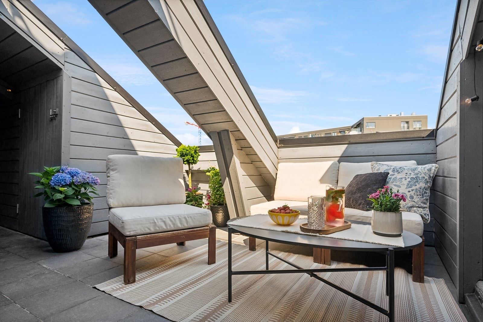 Fra stuen er det utgang til en inntrukket takterrasse på hele 10m2 Galleribilde