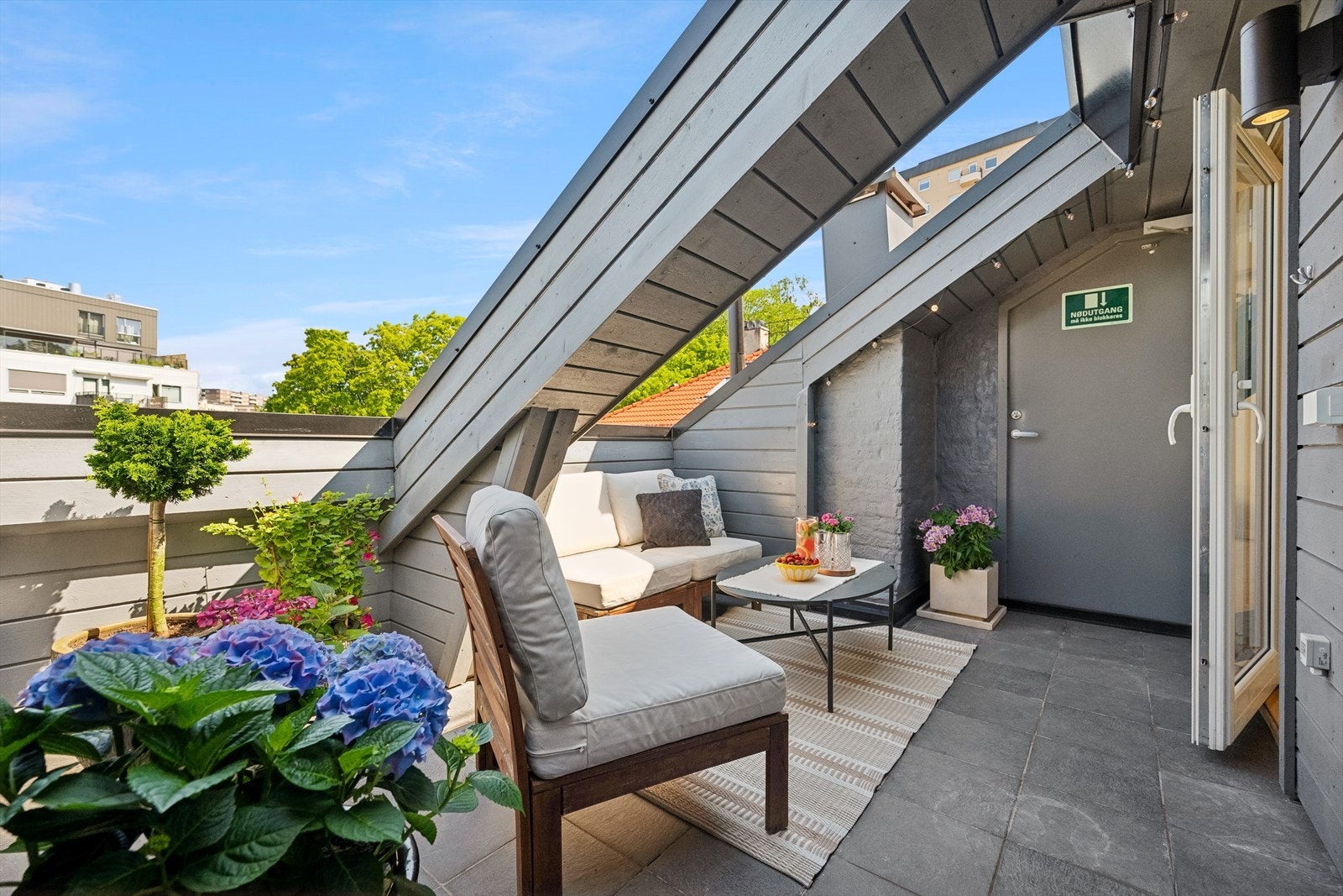 På terrassen er det plass til sittegruppe og grill Galleribilde