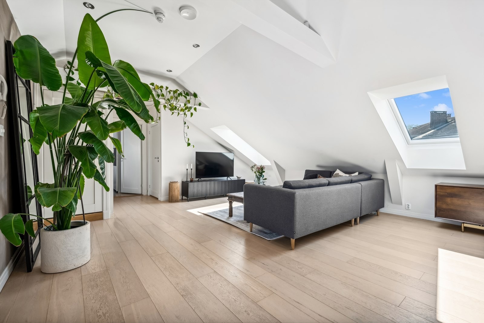 Leiligheten har en lekker 1-stavs eikeparkett i alle rom Galleribilde