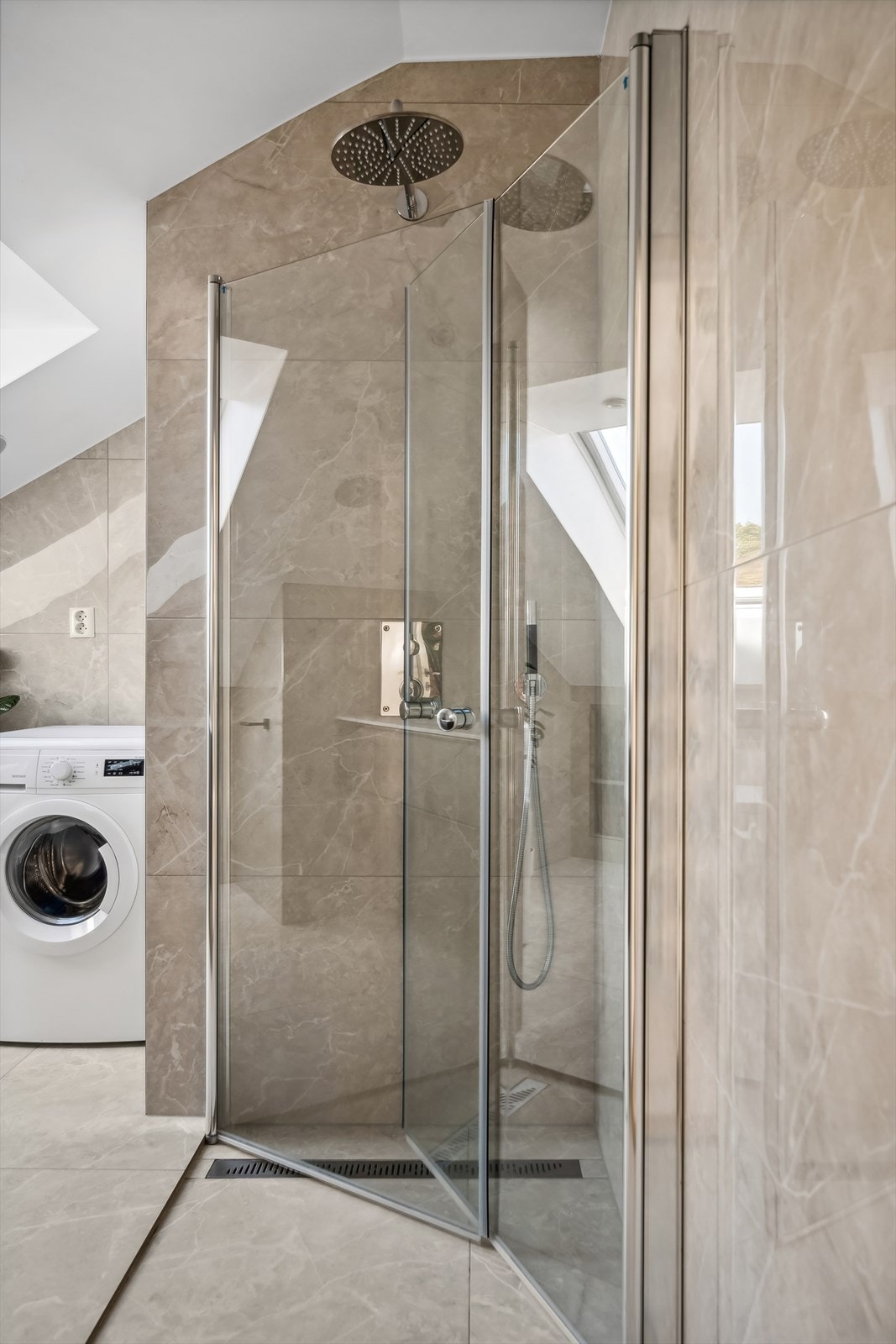 Badet har regnfallsdusj med innfellbare dusjvegger Galleribilde