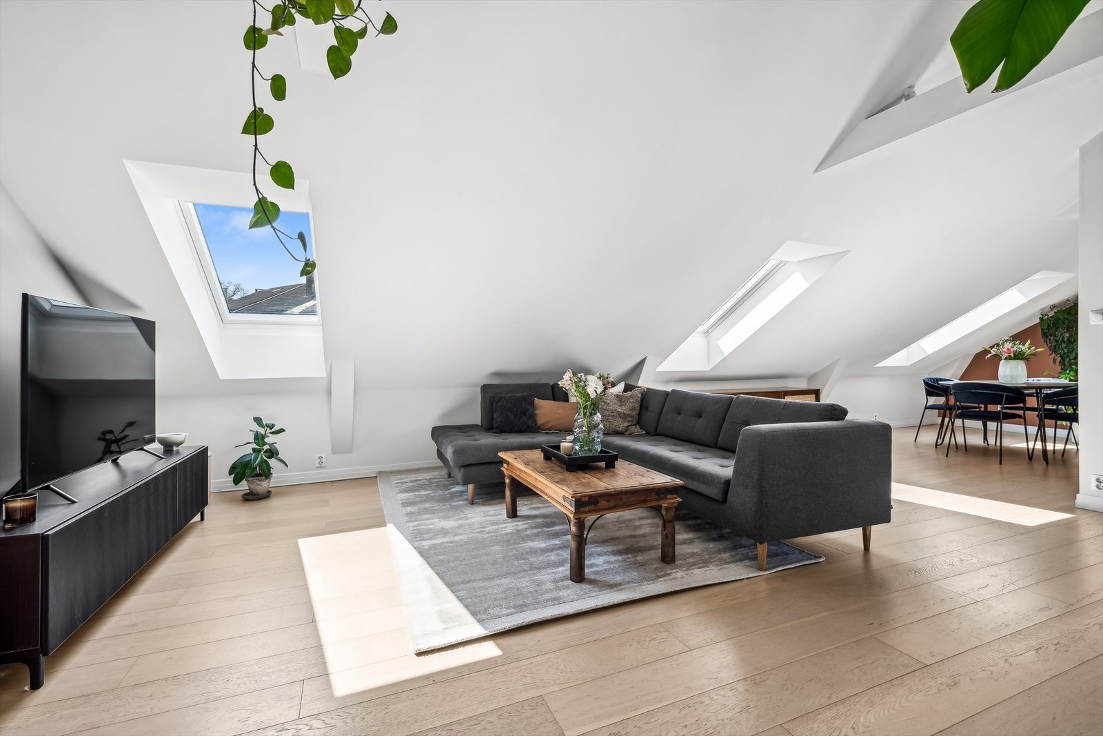 Den store stuen gir plass til stor sofa samt mulighet for stort spisebord Galleribilde