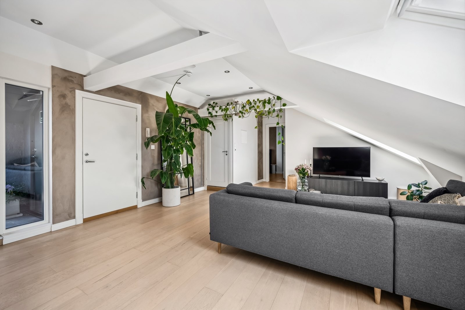 Stuen er inndelt i naturlig soner for møblering. Her har du plass til stor sofagruppe med tilhørende møblement Galleribilde