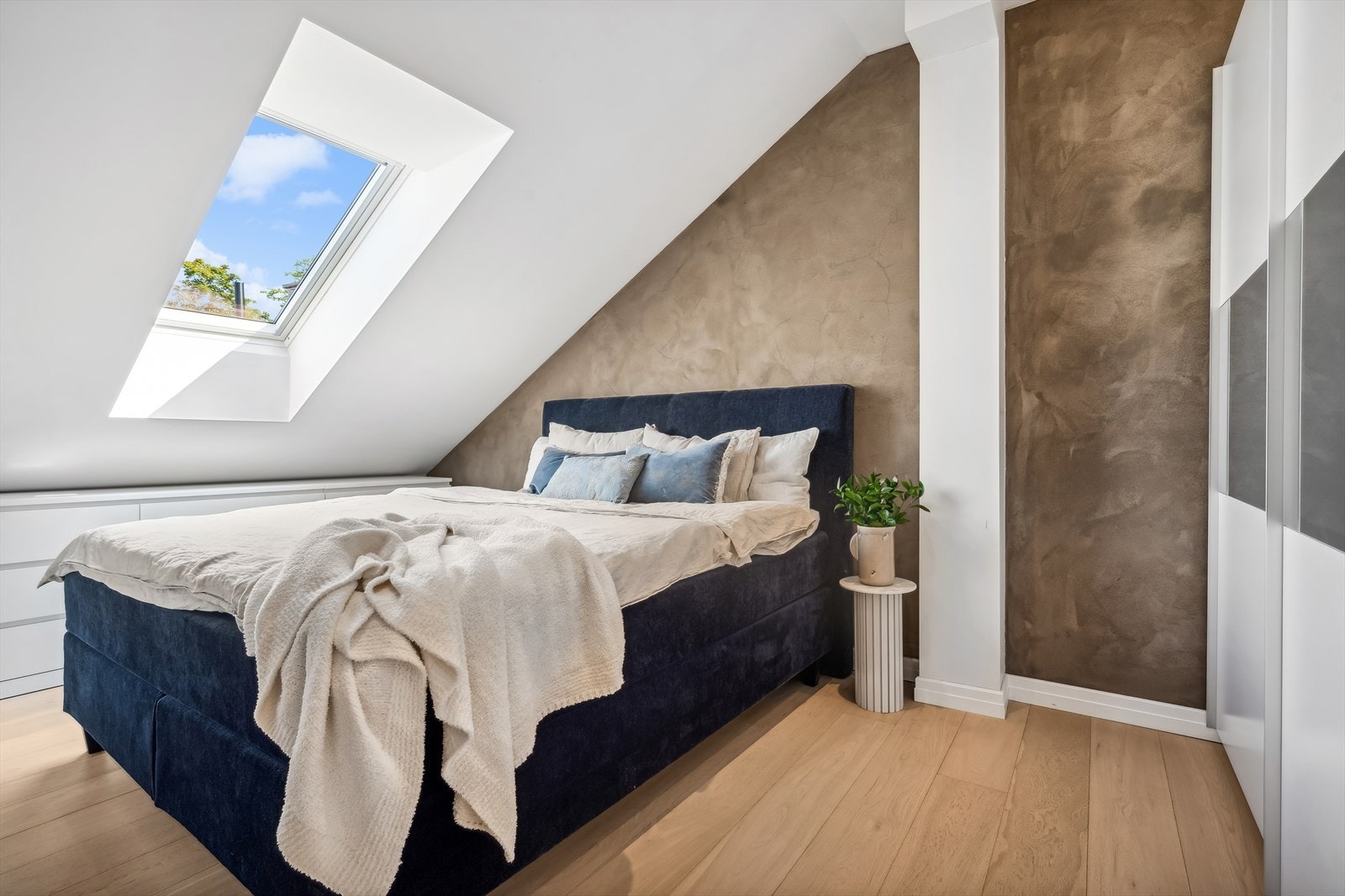 Hovedsoverommet har plass til stor seng, nattbord og garderobeskap Galleribilde