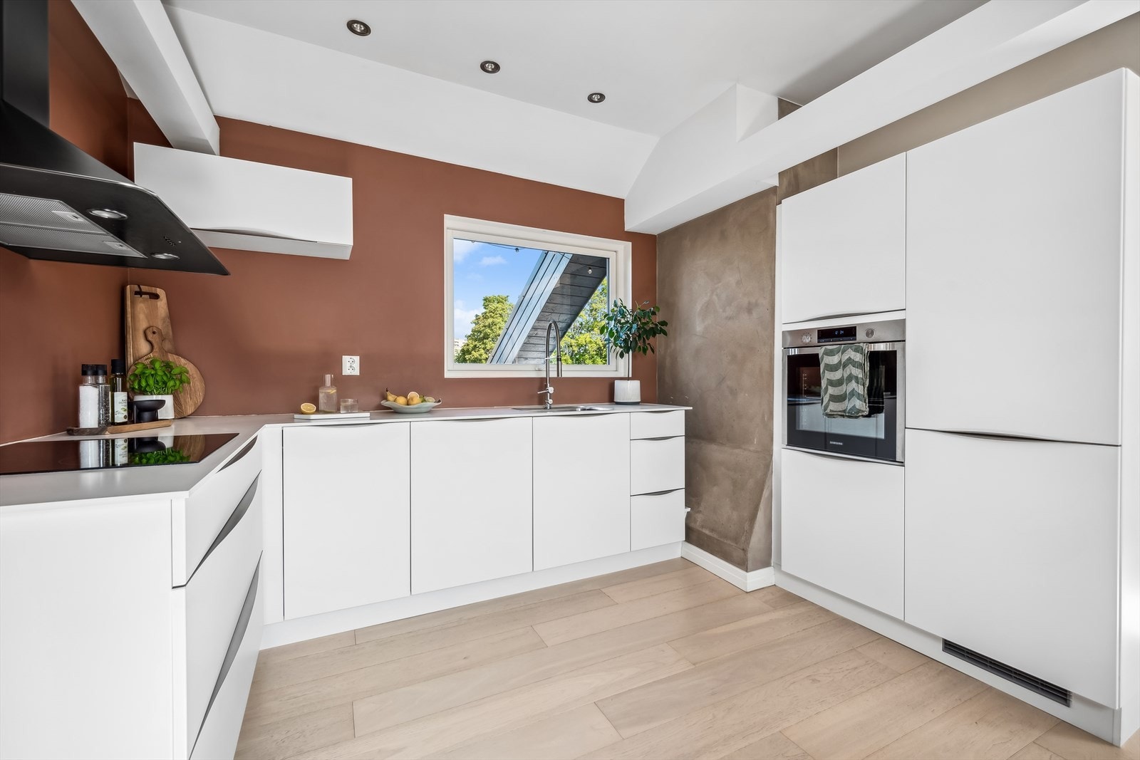 Alle hvitevarene er integrerte og medfølger boligen ved salg Galleribilde