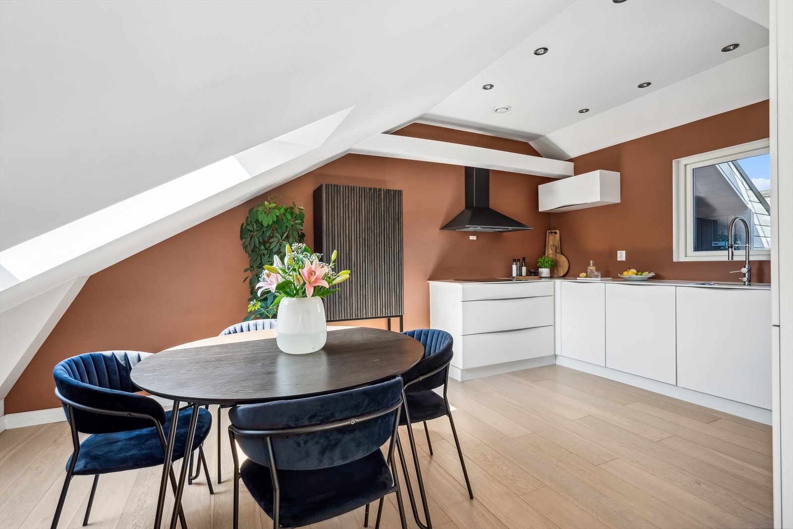 Kjøkkenet byr på kompaktlaminat benkeplate, underlimt oppvaskkum og vifte med kullfilter Galleribilde