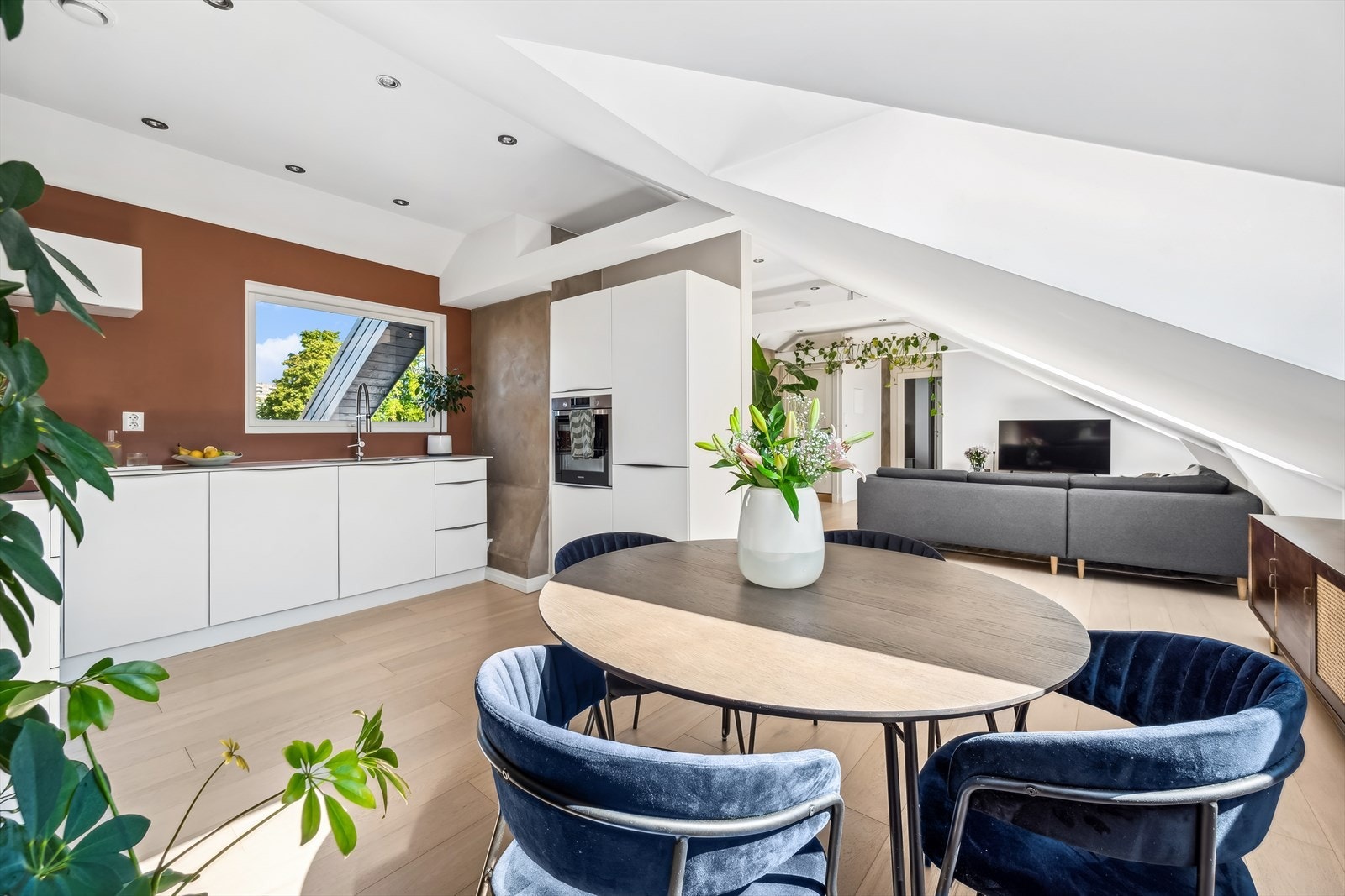 Kjøkkenet er delvis adskilt fra stuen. Herfra kan du kommunisere med gjestene mens maten tilberedes Galleribilde