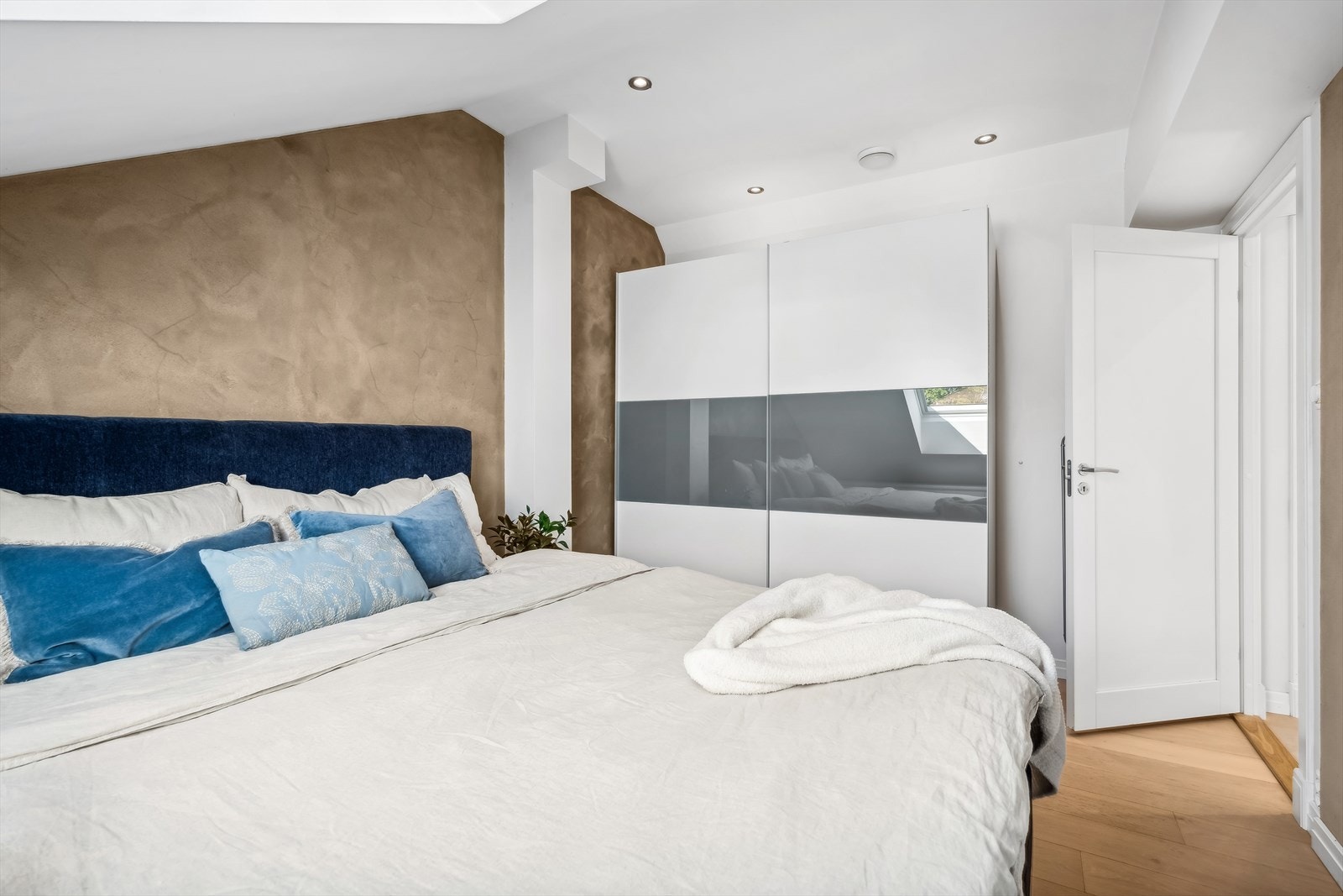 Skyvedørsgarderoben som står på soverommet medfølger boligen Galleribilde