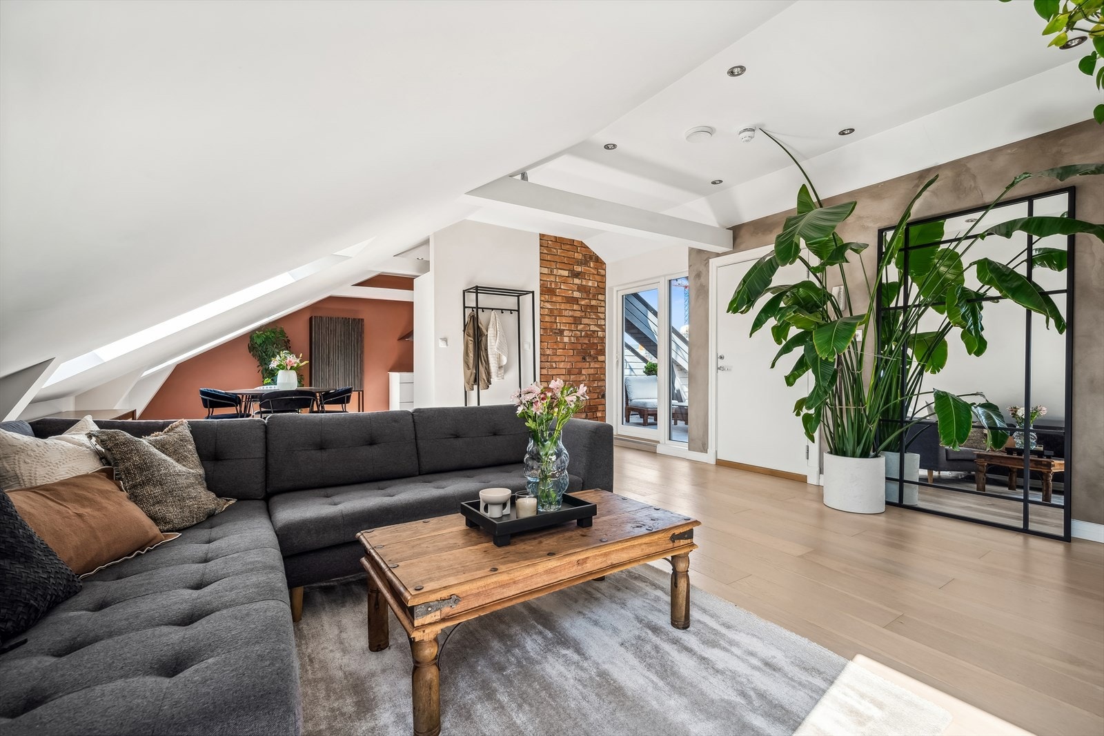 Leiligheten er gjennomgående og får naturlig lysinnslipp fra begge sider Galleribilde