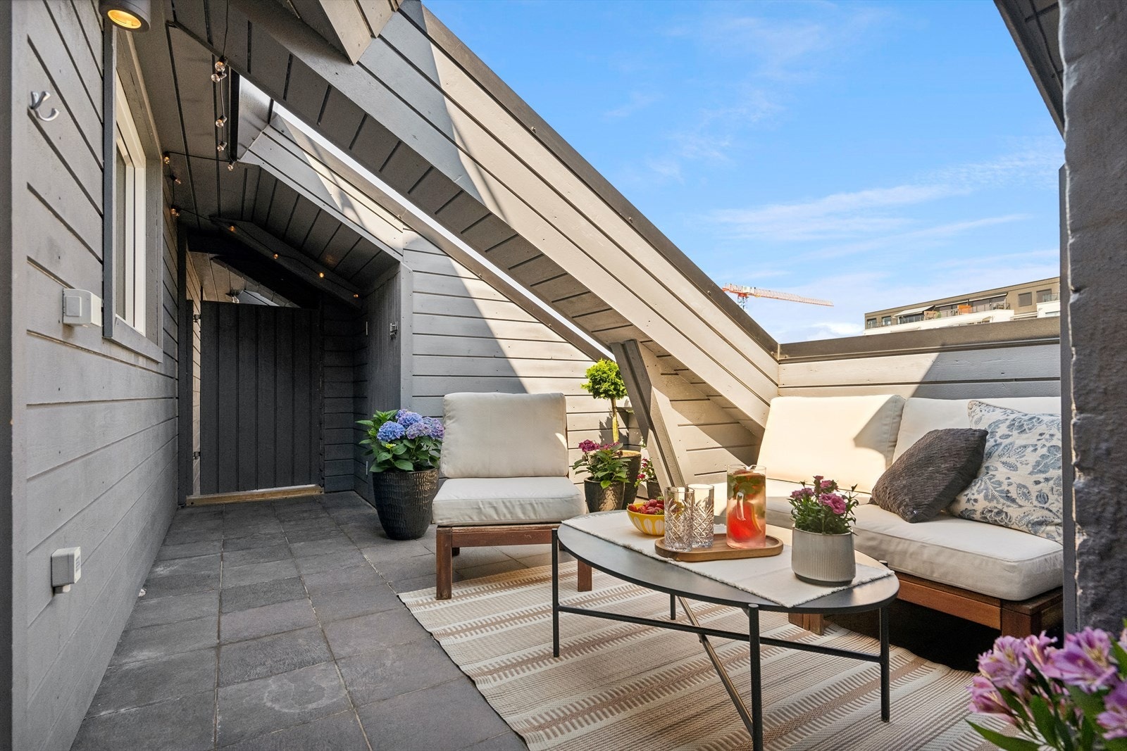 Den inntrukkede takterrassen har i tillegg en praktisk bod for oppbevaring Galleribilde