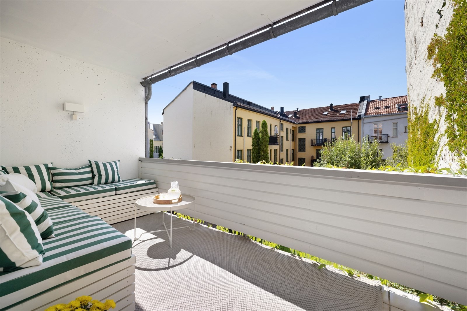 Det er godt med avstand til neste bygg og luftig med utsyn til mye himmel Galleribilde