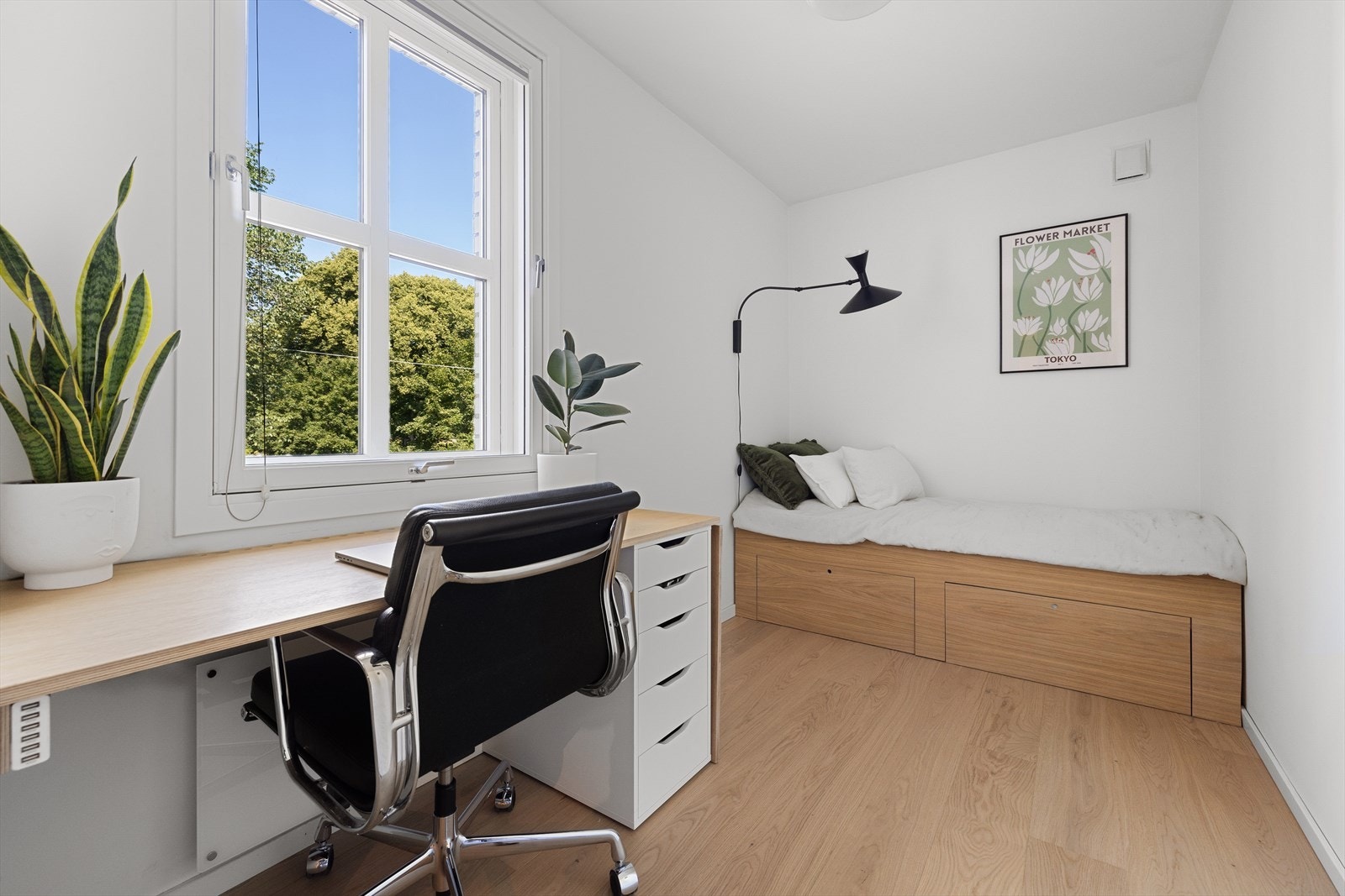 Soverom II er av god størrelse med plass til seng og kontorløsning. Galleribilde