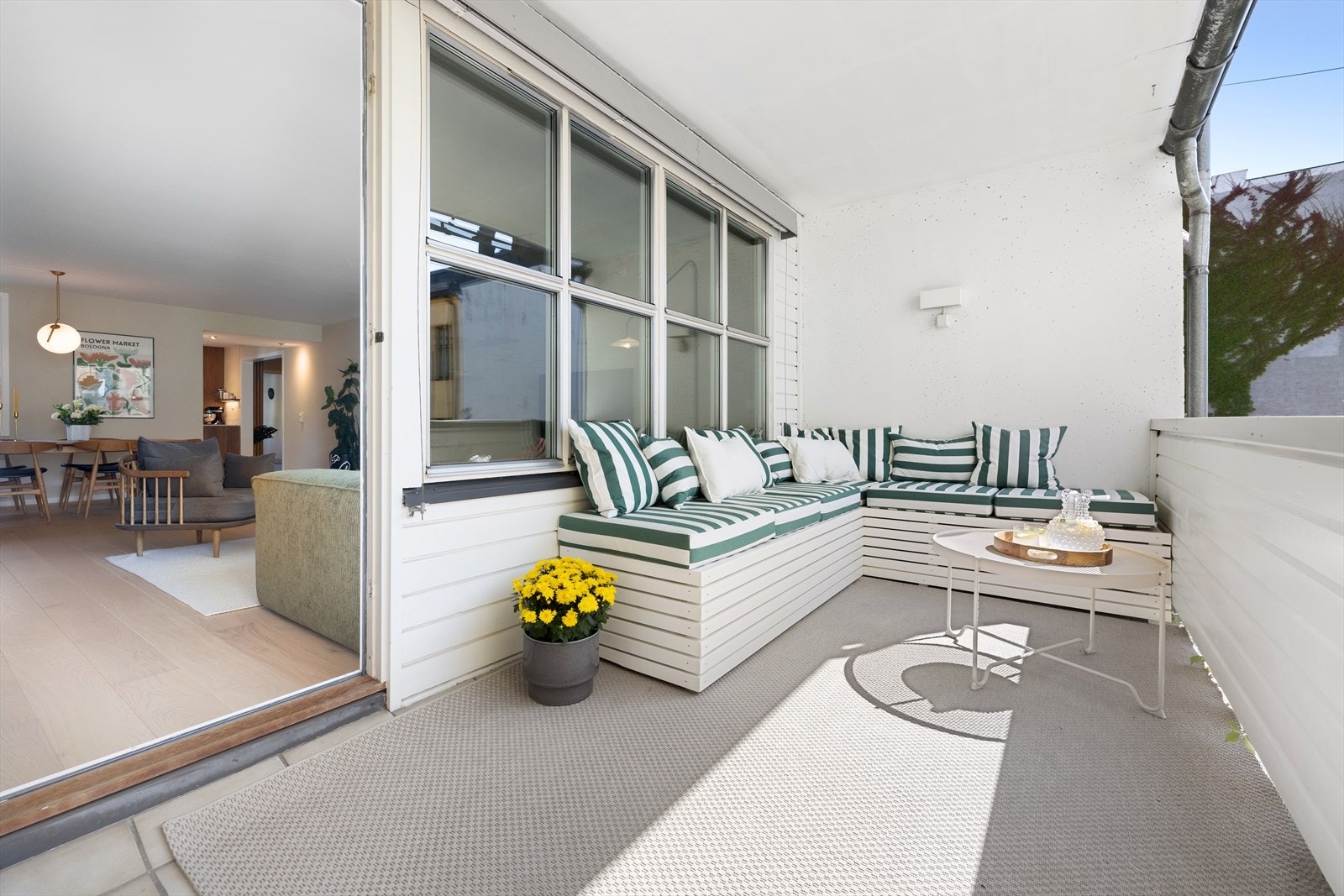 På balkongen er det en stor plassbygget sofa og mulighet for grill. Galleribilde