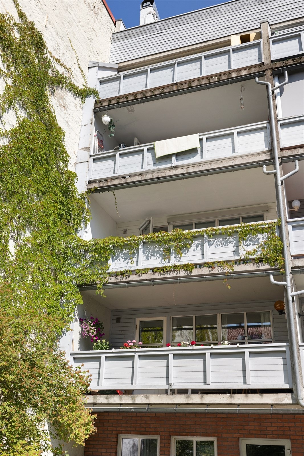 Bilde mot terrasse fra bakgården. Galleribilde