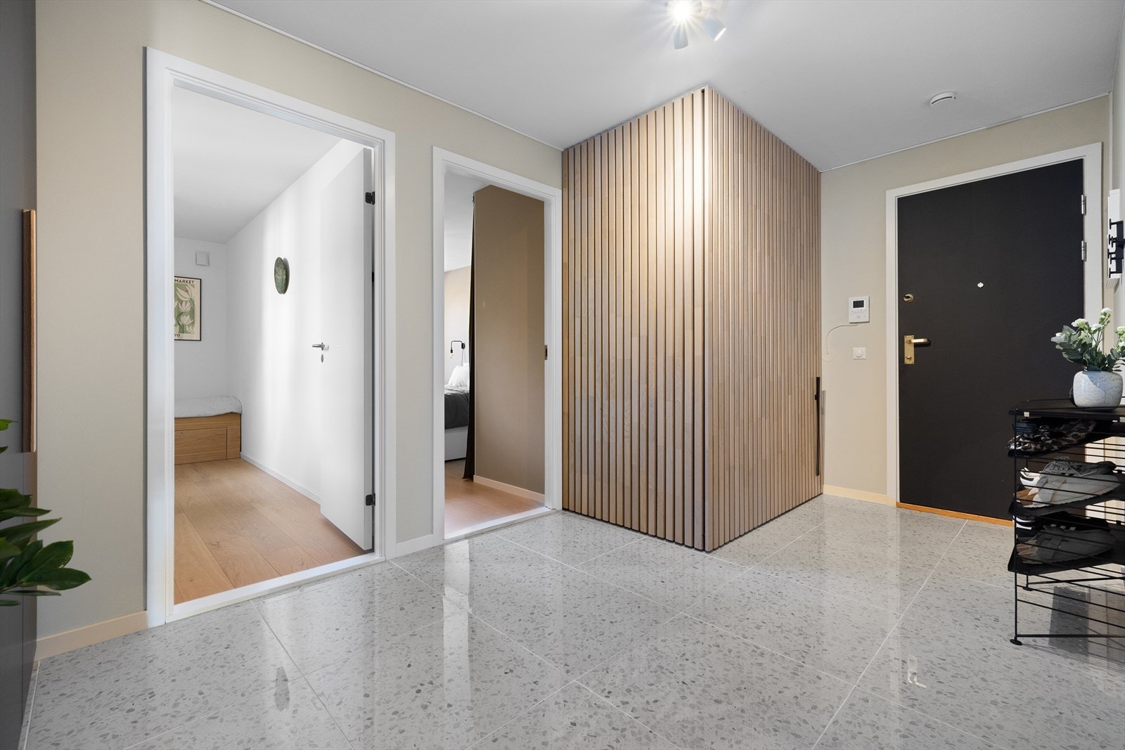 Innbydende og romslig entré med lekre terrazzofliser fra Norfloor. Galleribilde