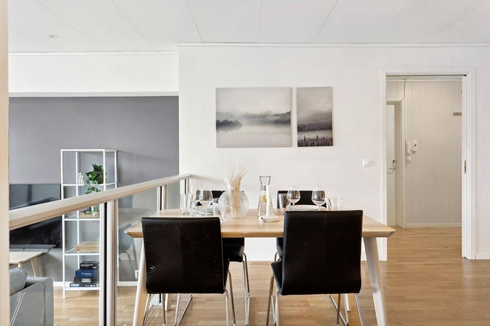 Kjøkken og spisestue er ett trinn opp fra stuen, som gir en smart og arealeffektiv løsning. Galleribilde