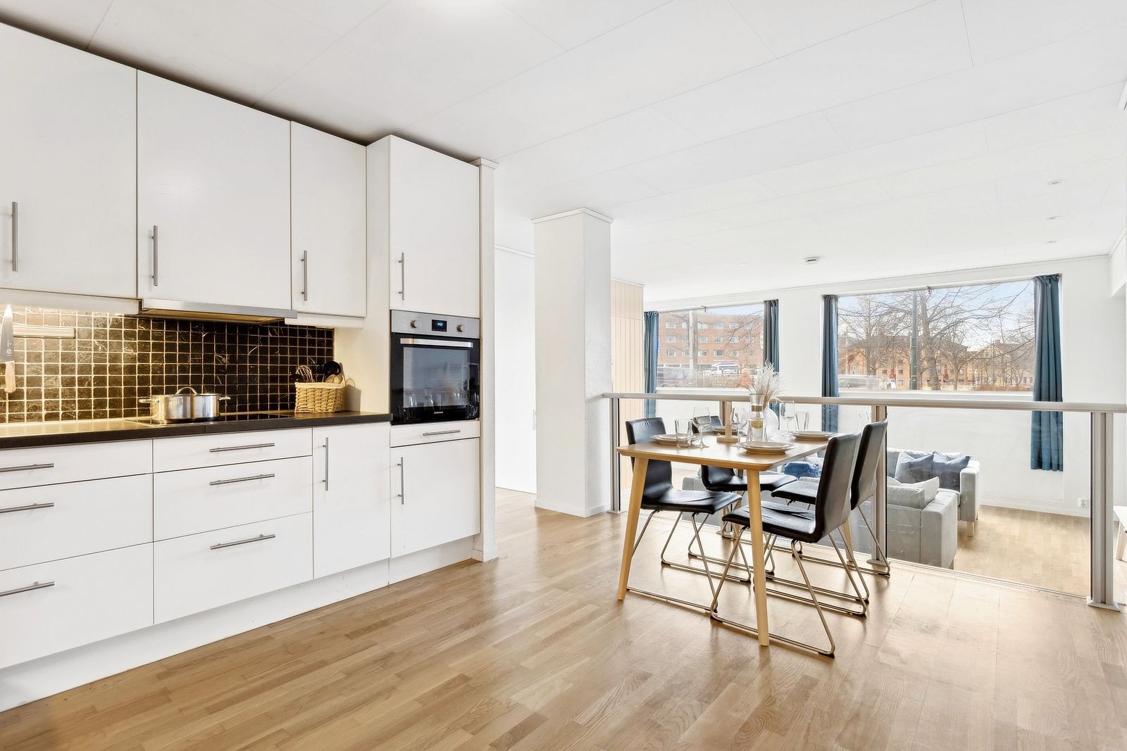 Leiligheten har en åpen løsning med god takhøyde og godt med lysinnslipp. Galleribilde