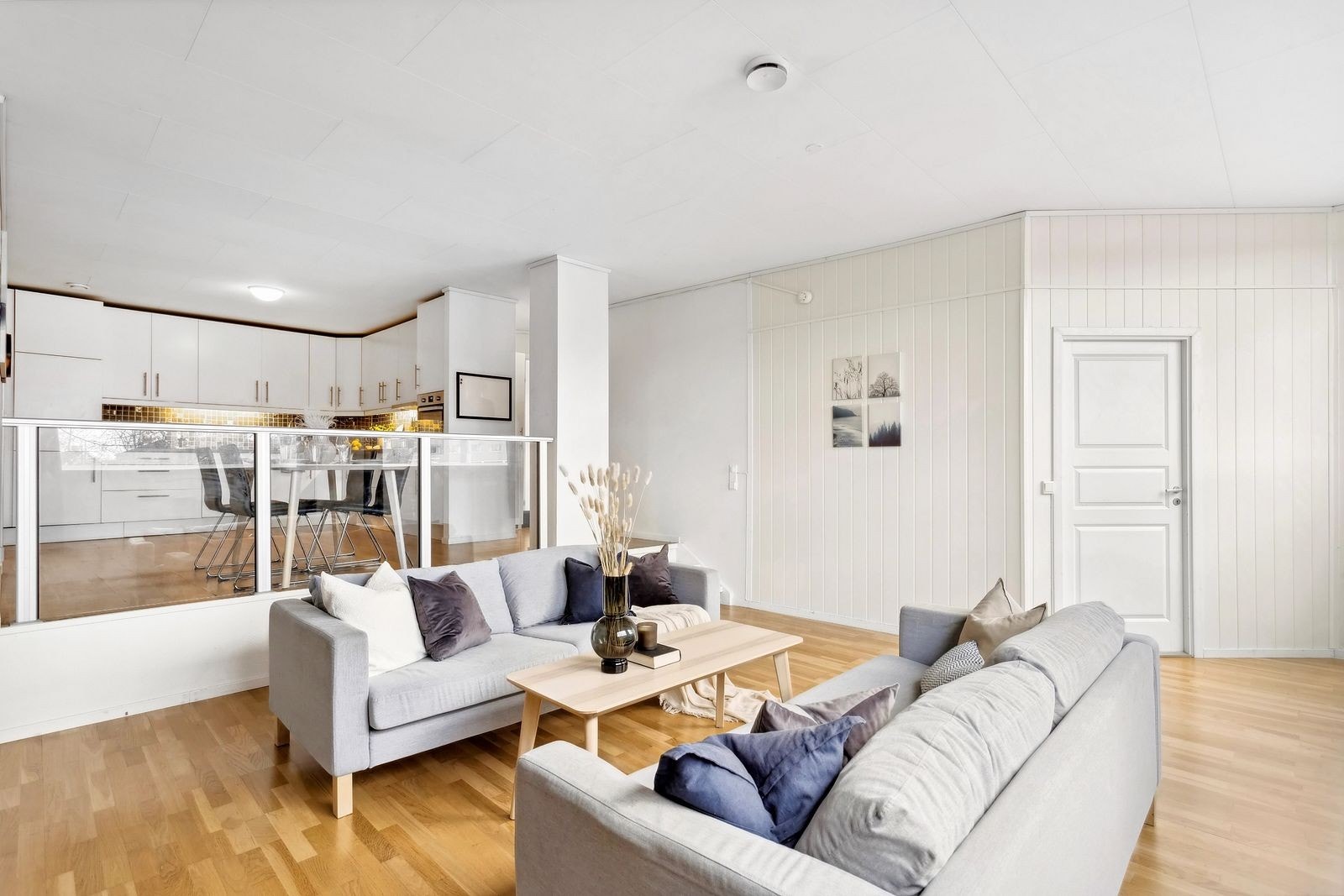 Leiligheten avdeles fint inn i flere "soner" med en mellometasje opp til kjøkken. Galleribilde