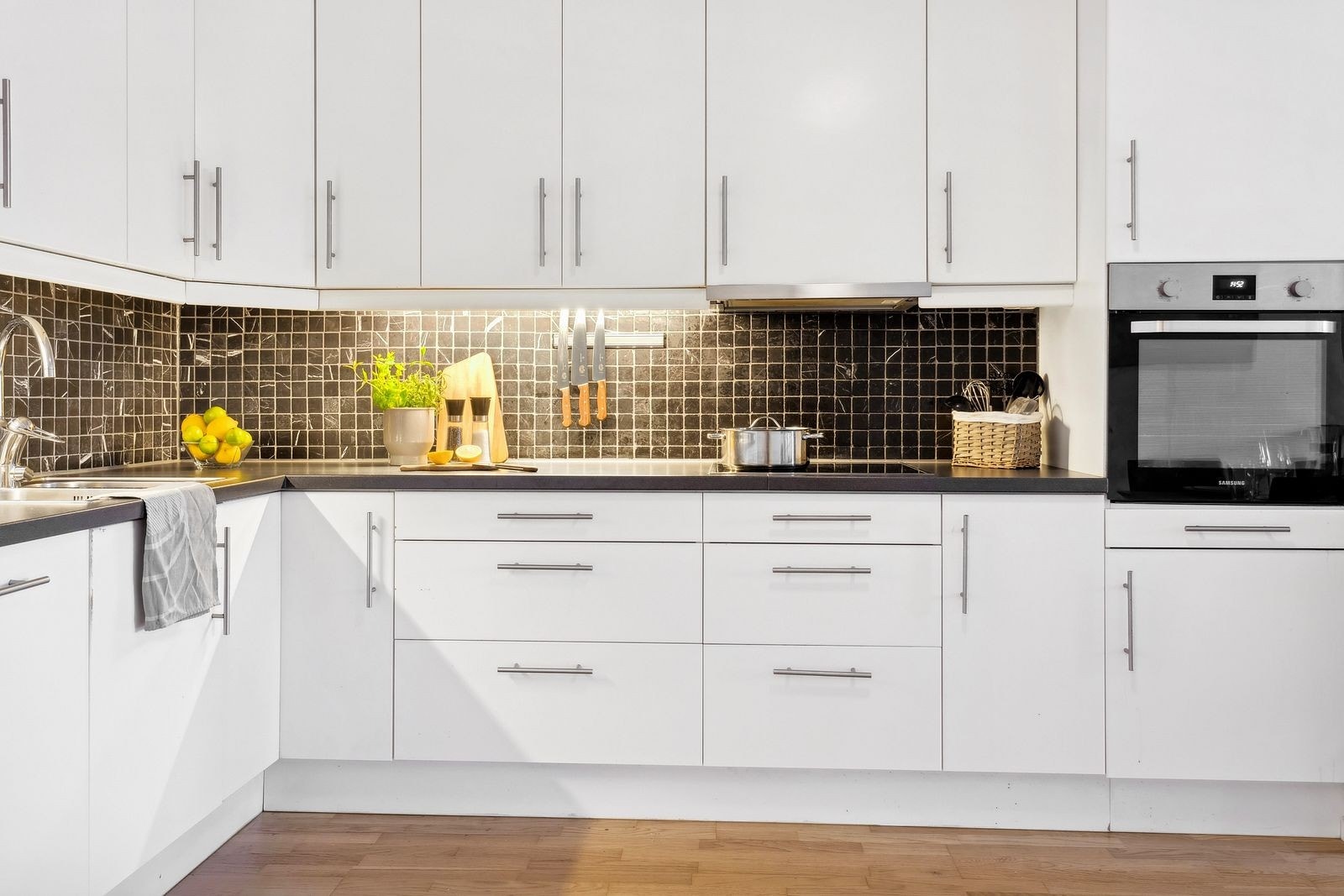 Kjøkkenet har integrert kombiskap, oppvaskmaskin, komfyr og platetopp. Galleribilde