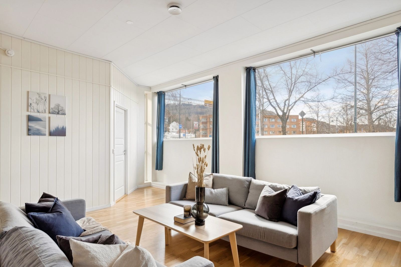 Lys og romslig stue med store vindusflater som gir ett vakkert lysinnslipp Galleribilde