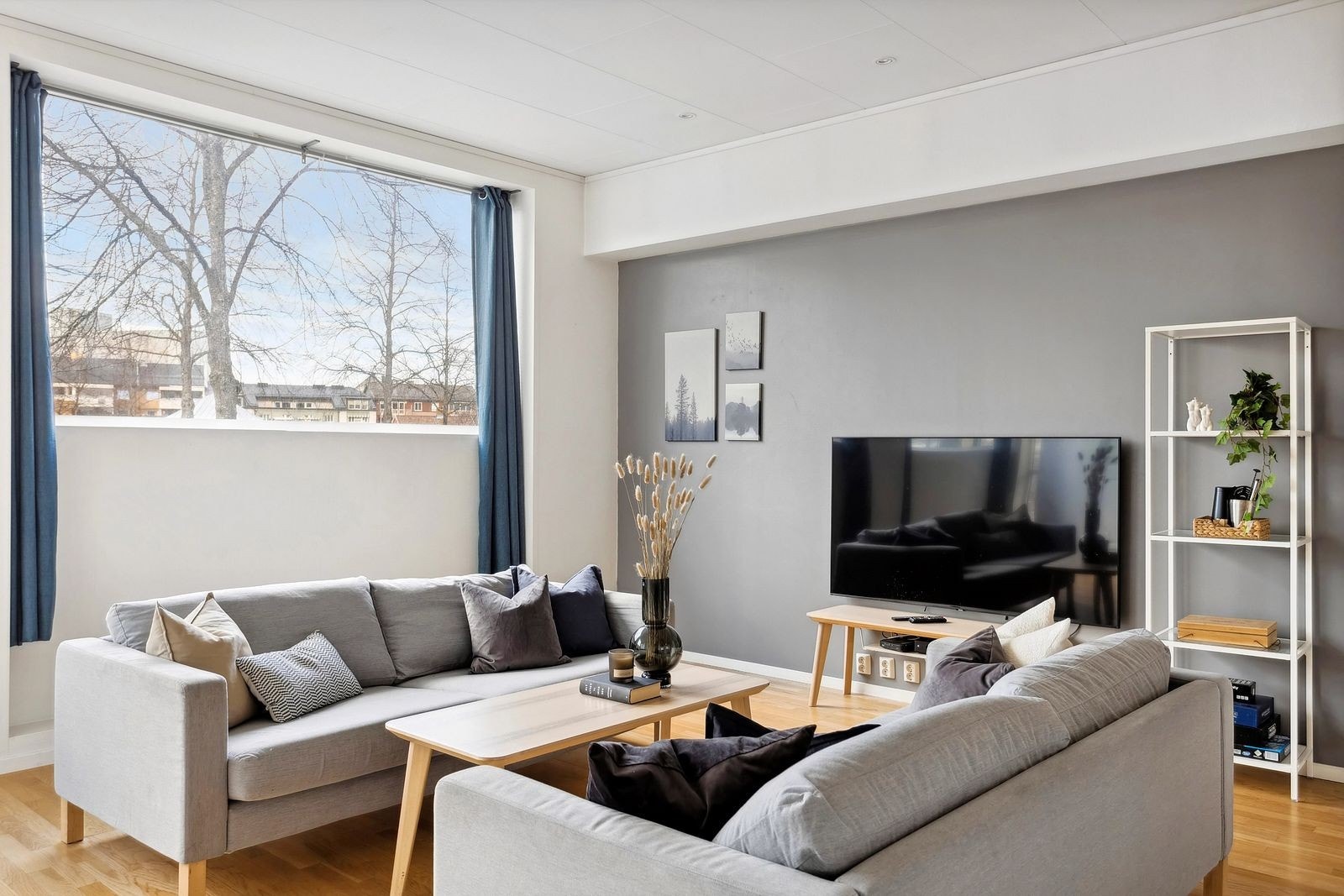 I 2012/2013 var leiligheten objekt for større oppussing og holder følgelig moderne standard. Galleribilde