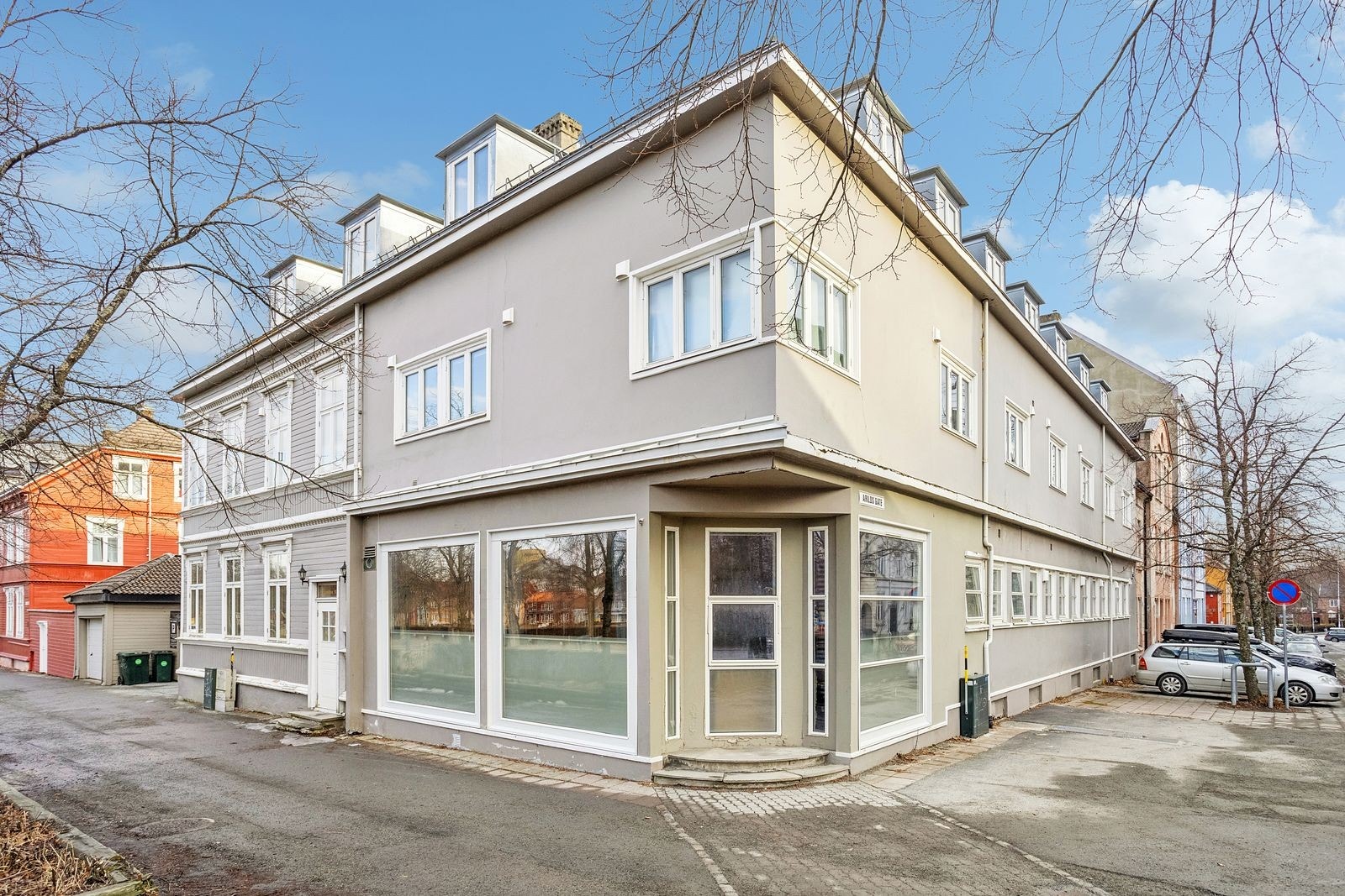 Leiligheten ligger fint til på hjørnet av bygget, med store vinduer ut mot gate og Ilaparken Galleribilde