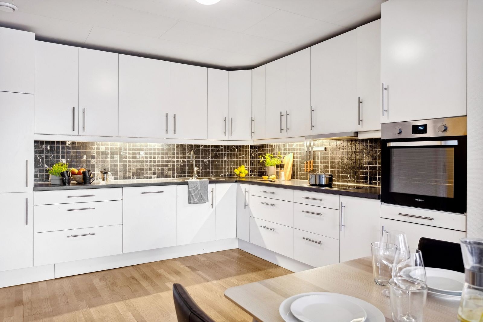 På kjøkkenet er det god plass til spisebord. Det er delvis åpen løsning mellom stue og kjøkken Galleribilde