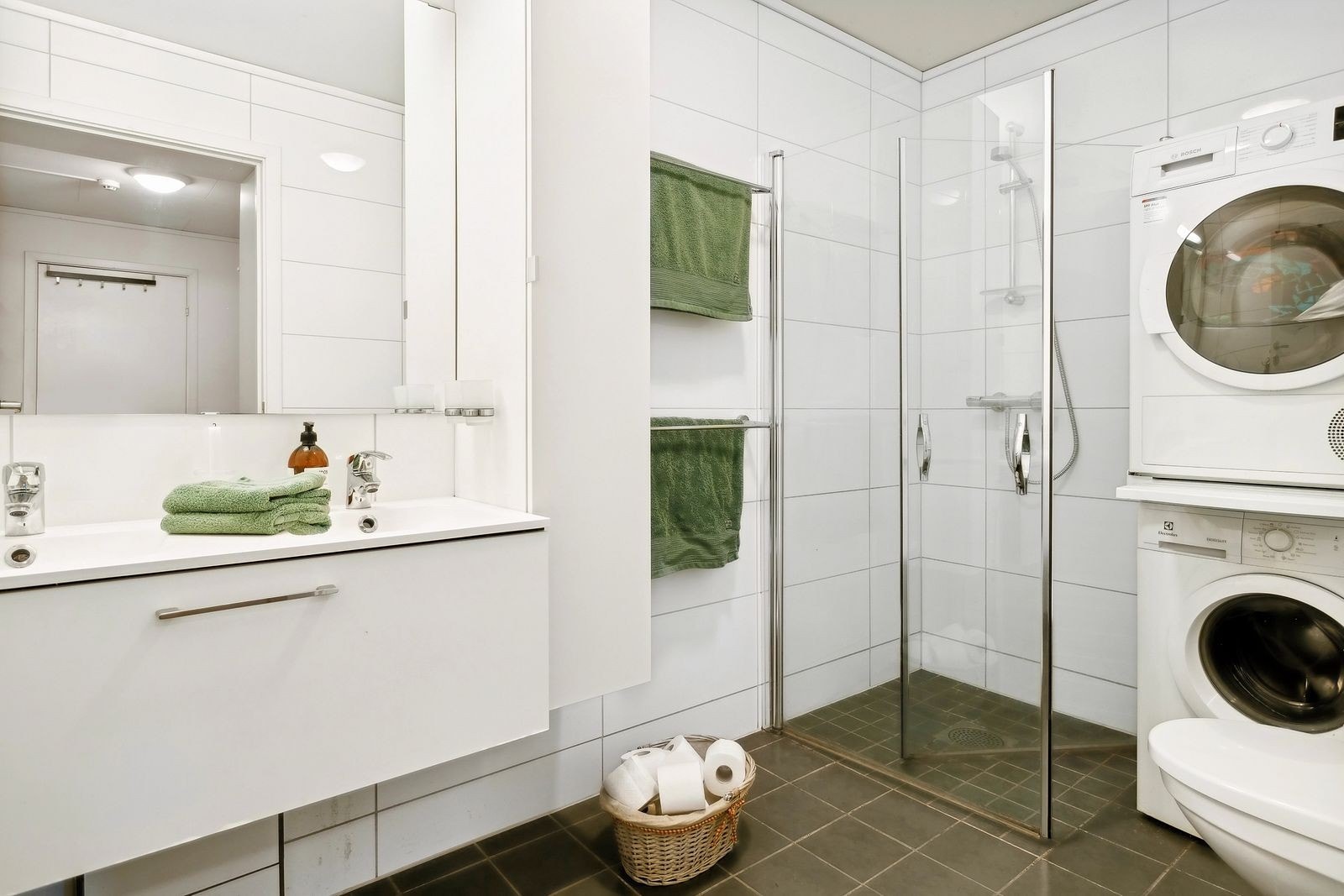 Badet har innfellbare dusjvegger for maksimal plassutnyttelse. Vaskemaskin og Tørketrommel Galleribilde