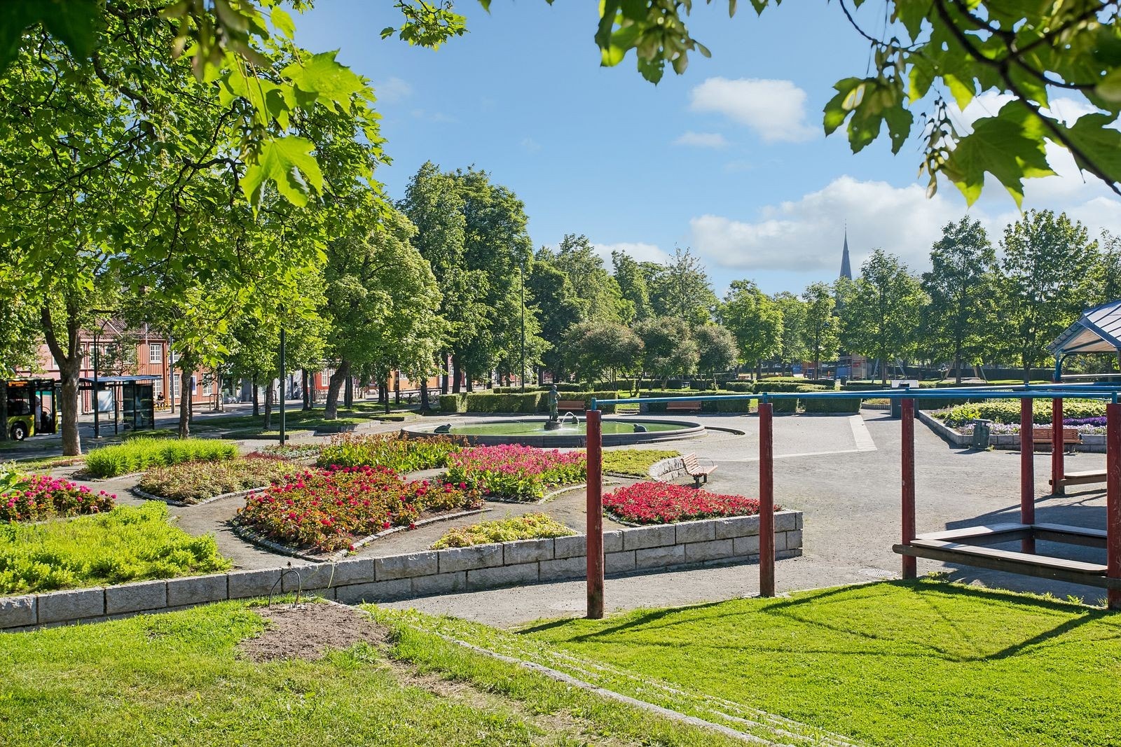 Nærområdet har store parkområder, fine turstier og flere servicefunksjoner. Galleribilde