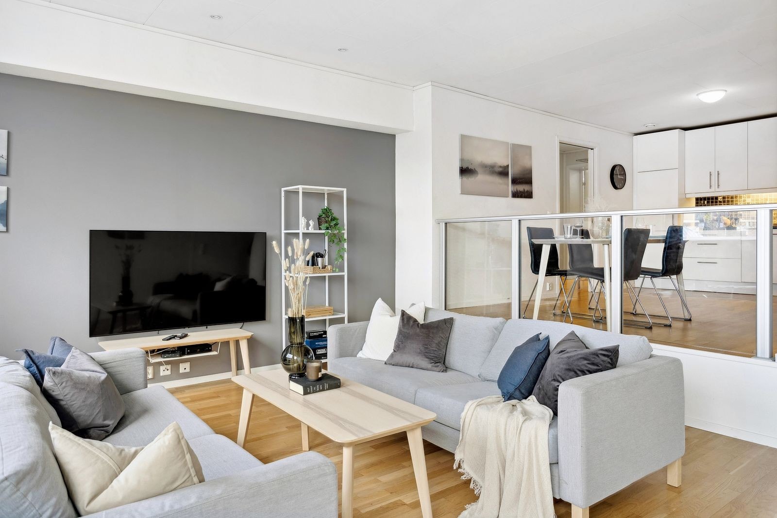 Det er store oppholdsrom med god plass til både sofa og spisebord. Galleribilde