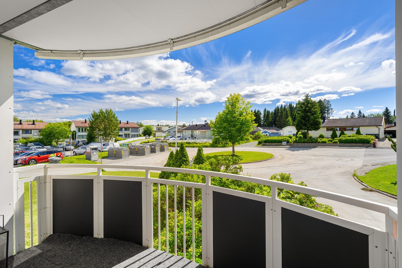 Fra stuen er det utgang til en sørvendt balkong. Galleribilde