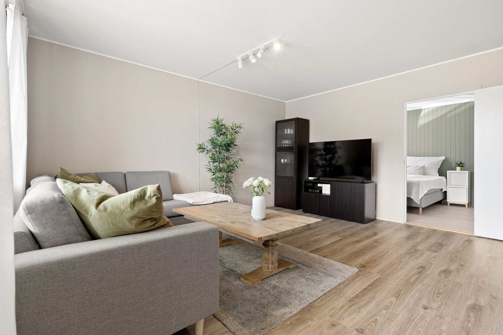 Store vindusflater som sørger for rikelig med naturlig lysinnslipp. Galleribilde