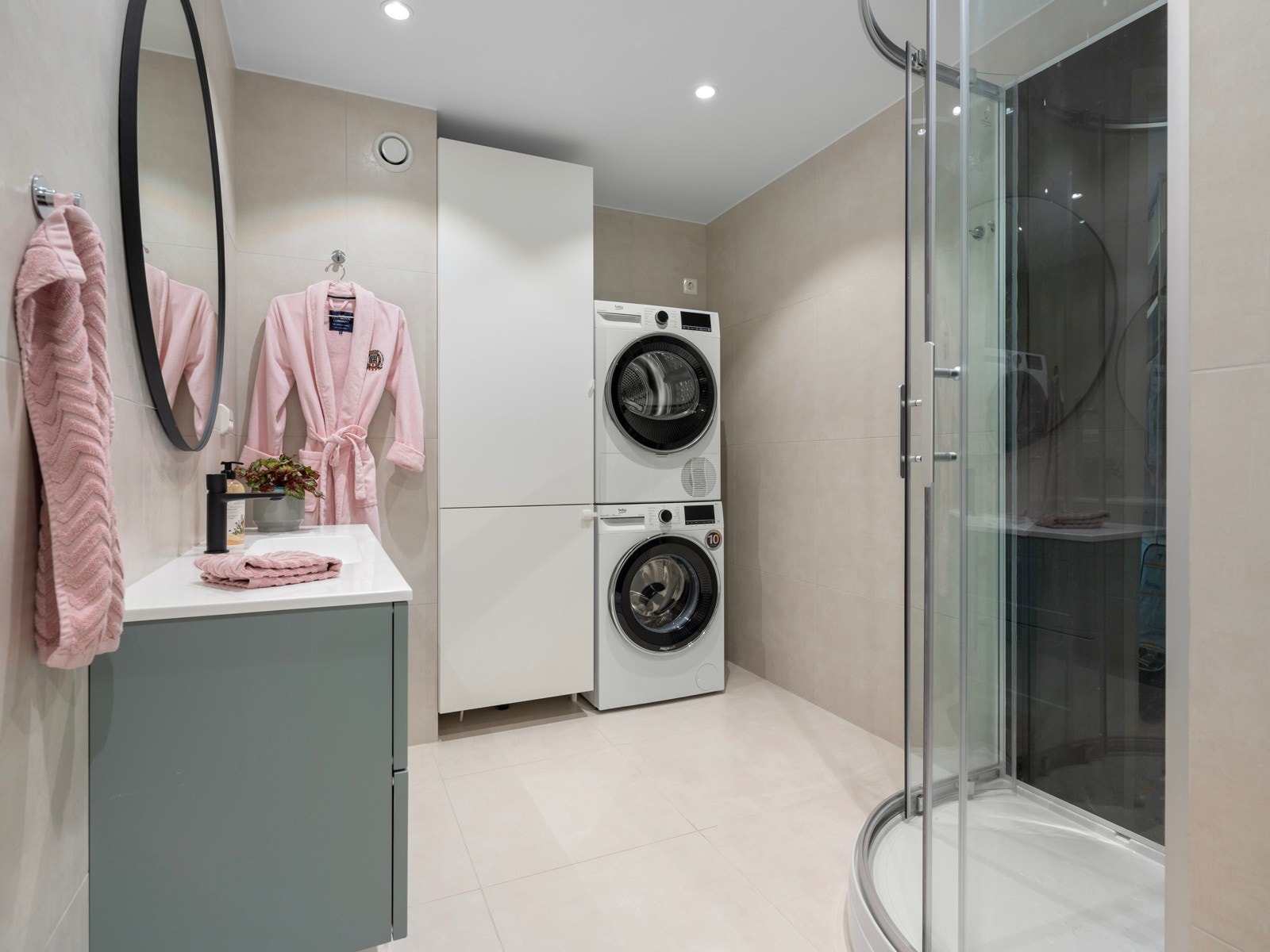 Ellers har badet vegghengt toalett, dusjkabinett, og opplegg til vaskemaskin. Galleribilde