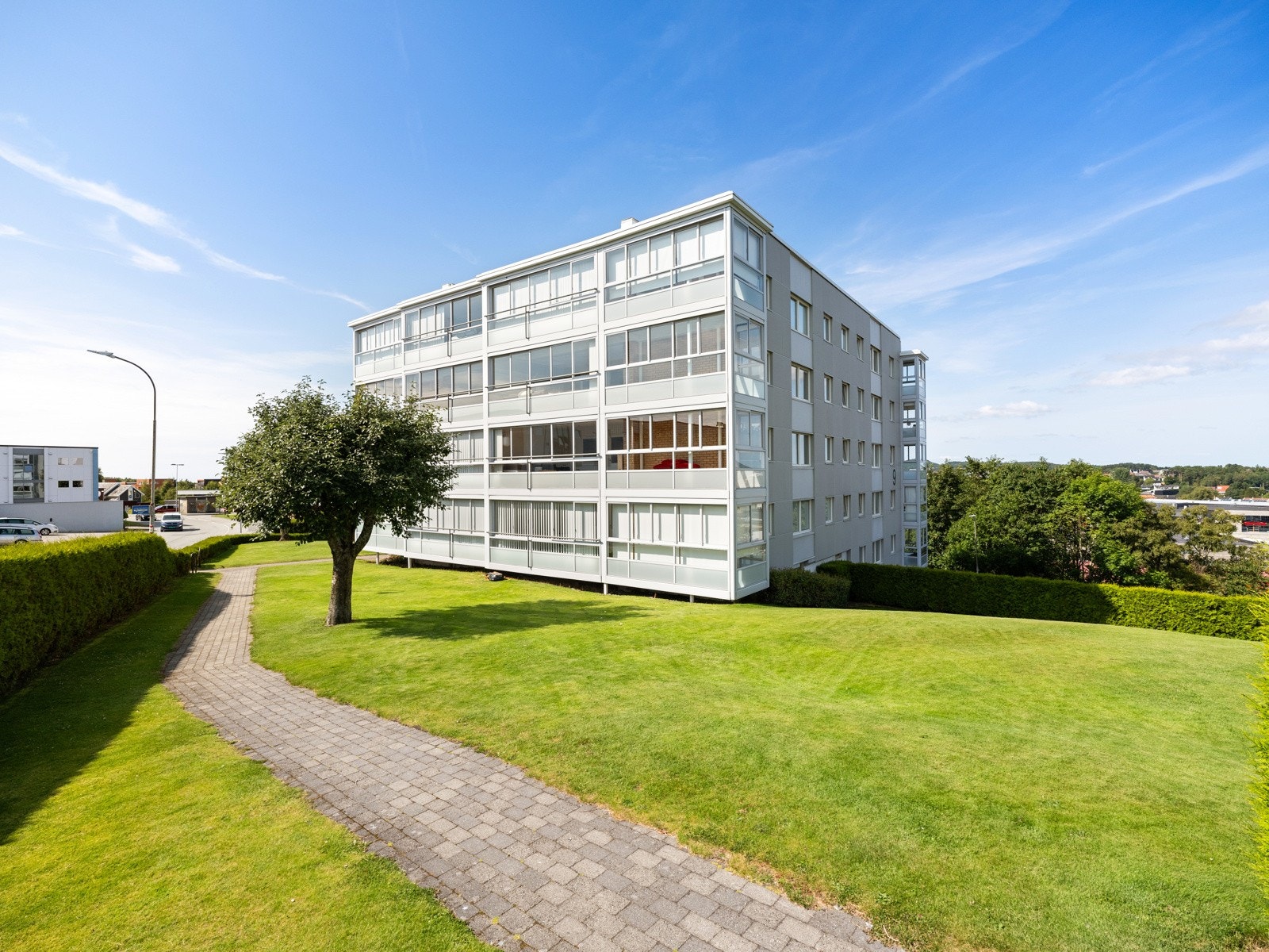 Eiendommen ligger i et meget sentralt og attraktivt boligområde på Varatun i Sandnes kommune. Galleribilde