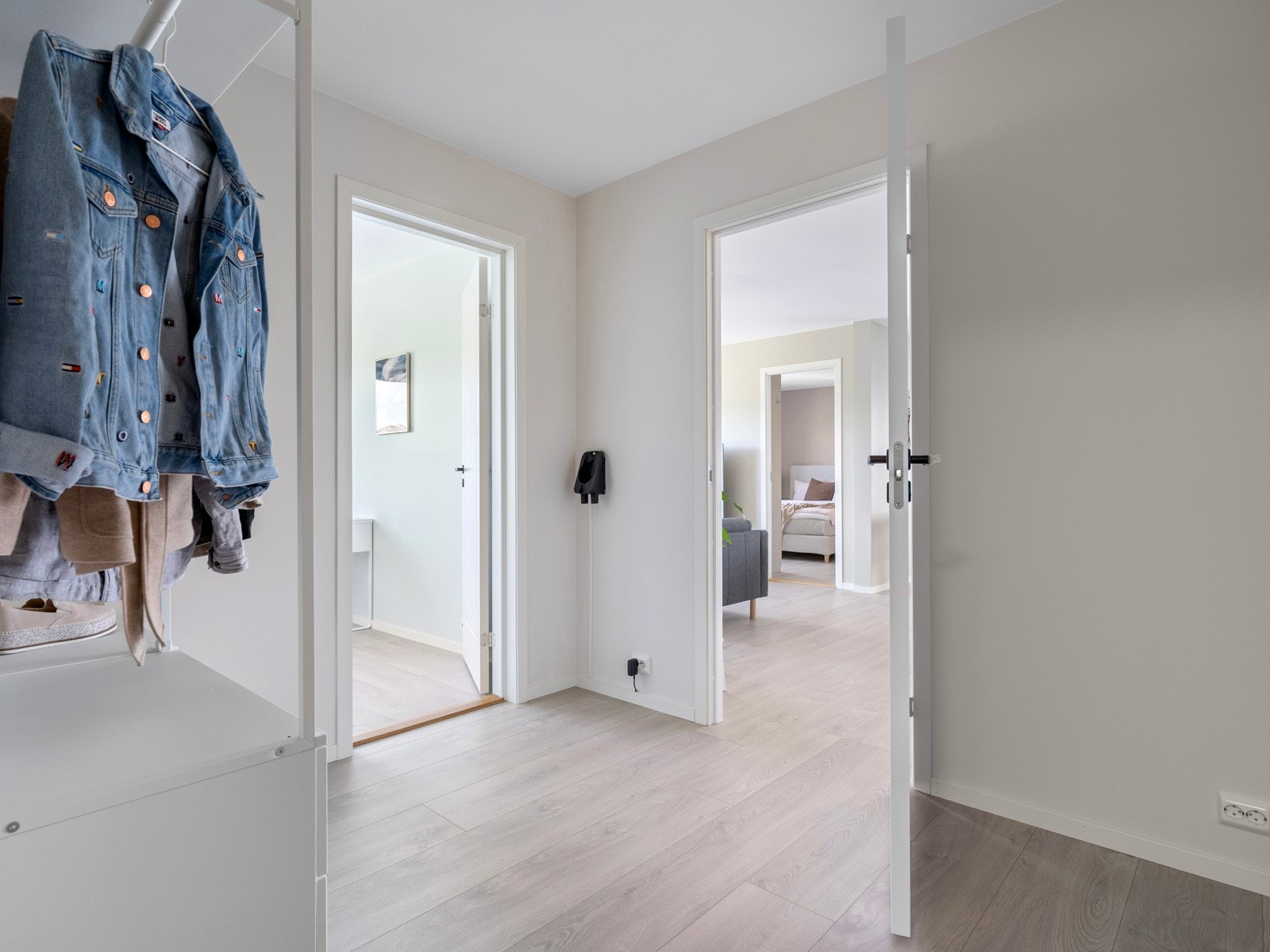 Inne i leiligheten møtes man av en stor og innbydende entré. Galleribilde