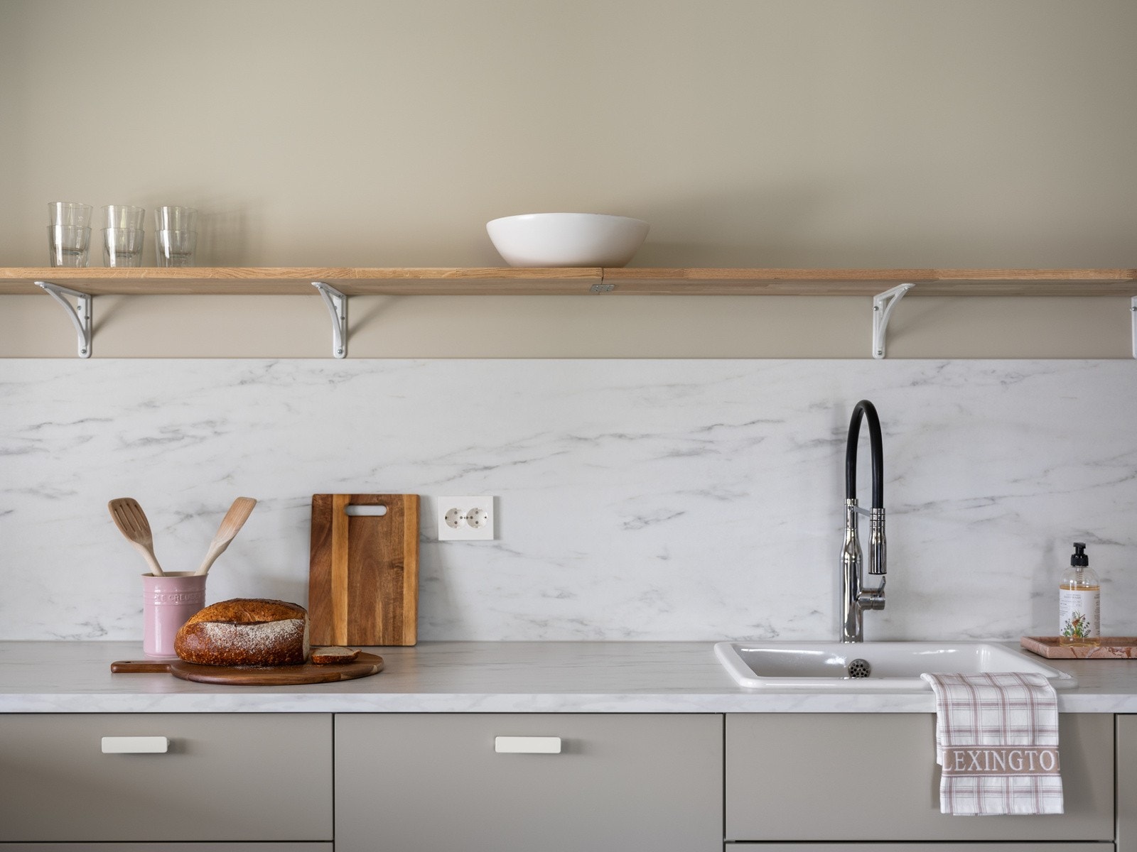 Benkeplaten er av laminat, og samme laminatplate brukes som backsplash. Galleribilde