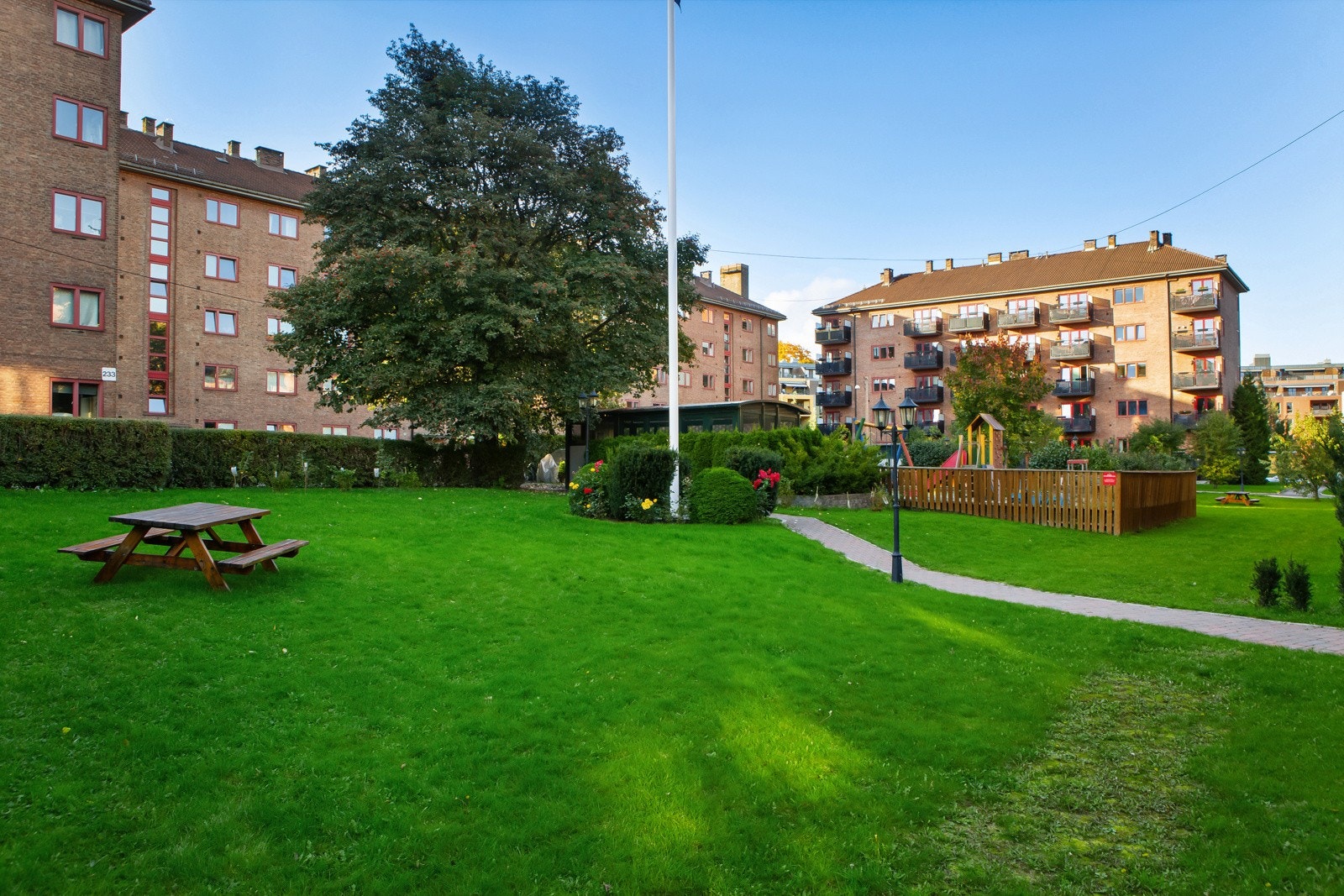 Videre har man flere parkområder i kort gangavstand fra leiligheten og umiddelbar nærhet til flott turvei langs Akerselva. Galleribilde